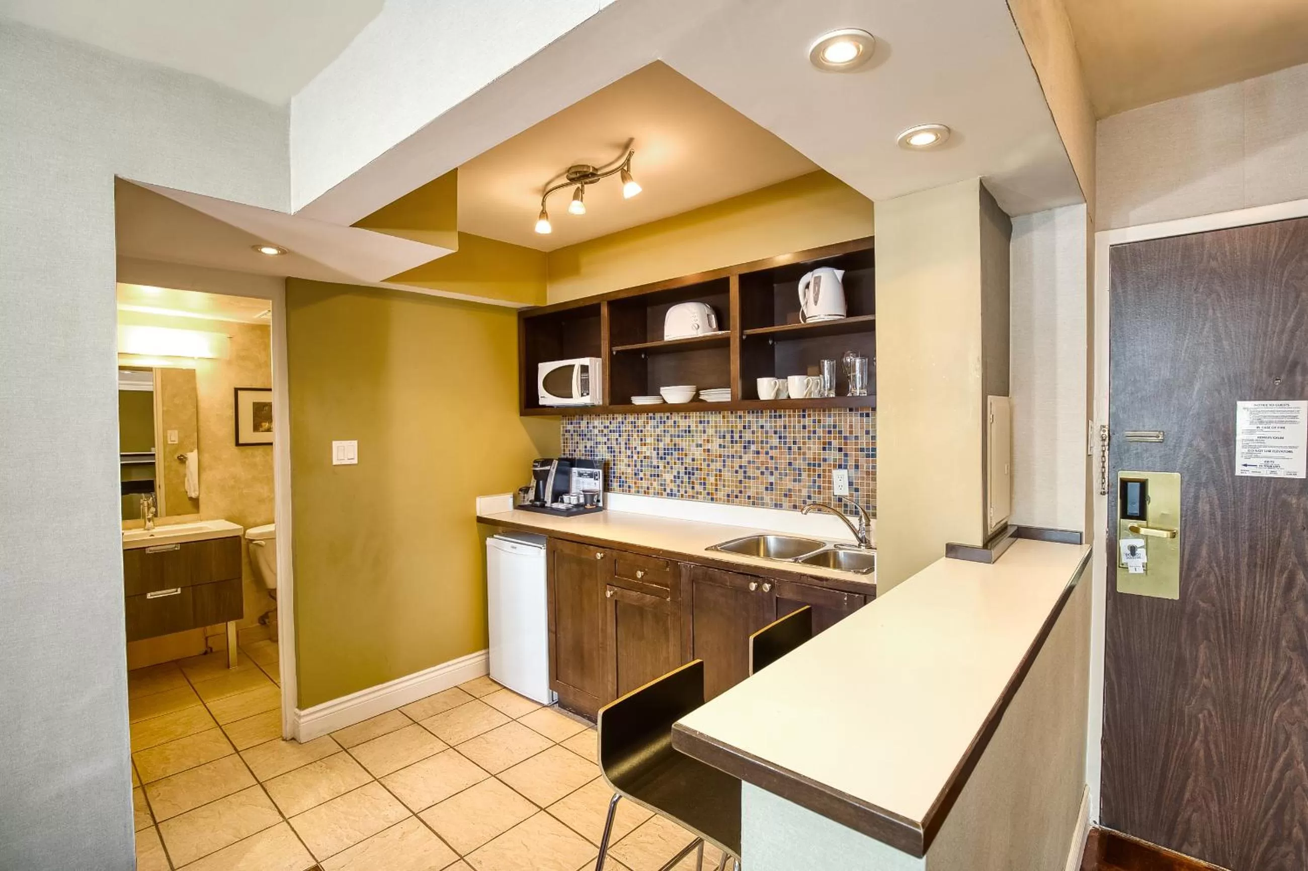Kitchen or kitchenette in Town Inn Suites Hotel