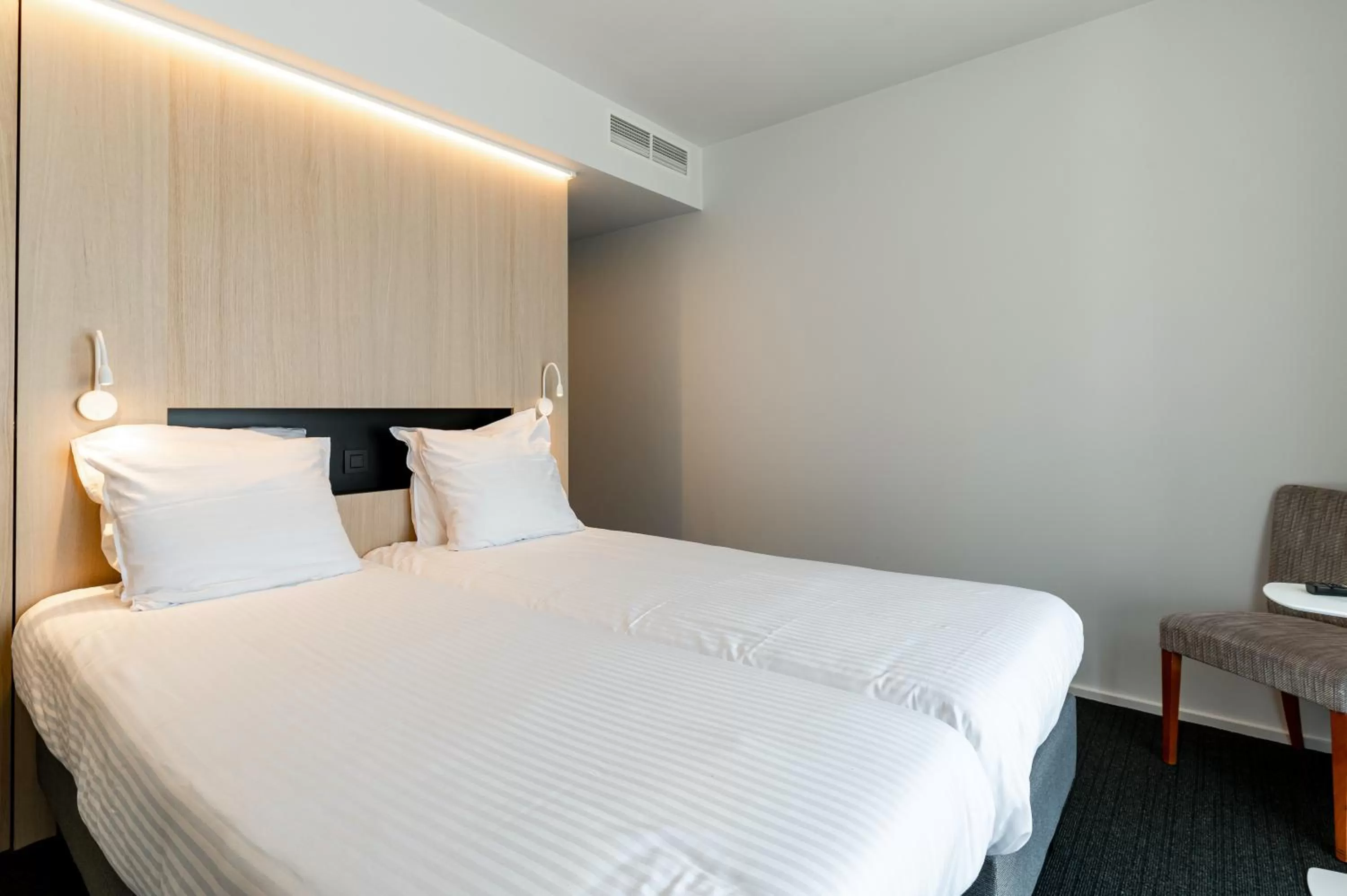 Photo of the whole room, Bed in Hotel Le Bois De Bruges