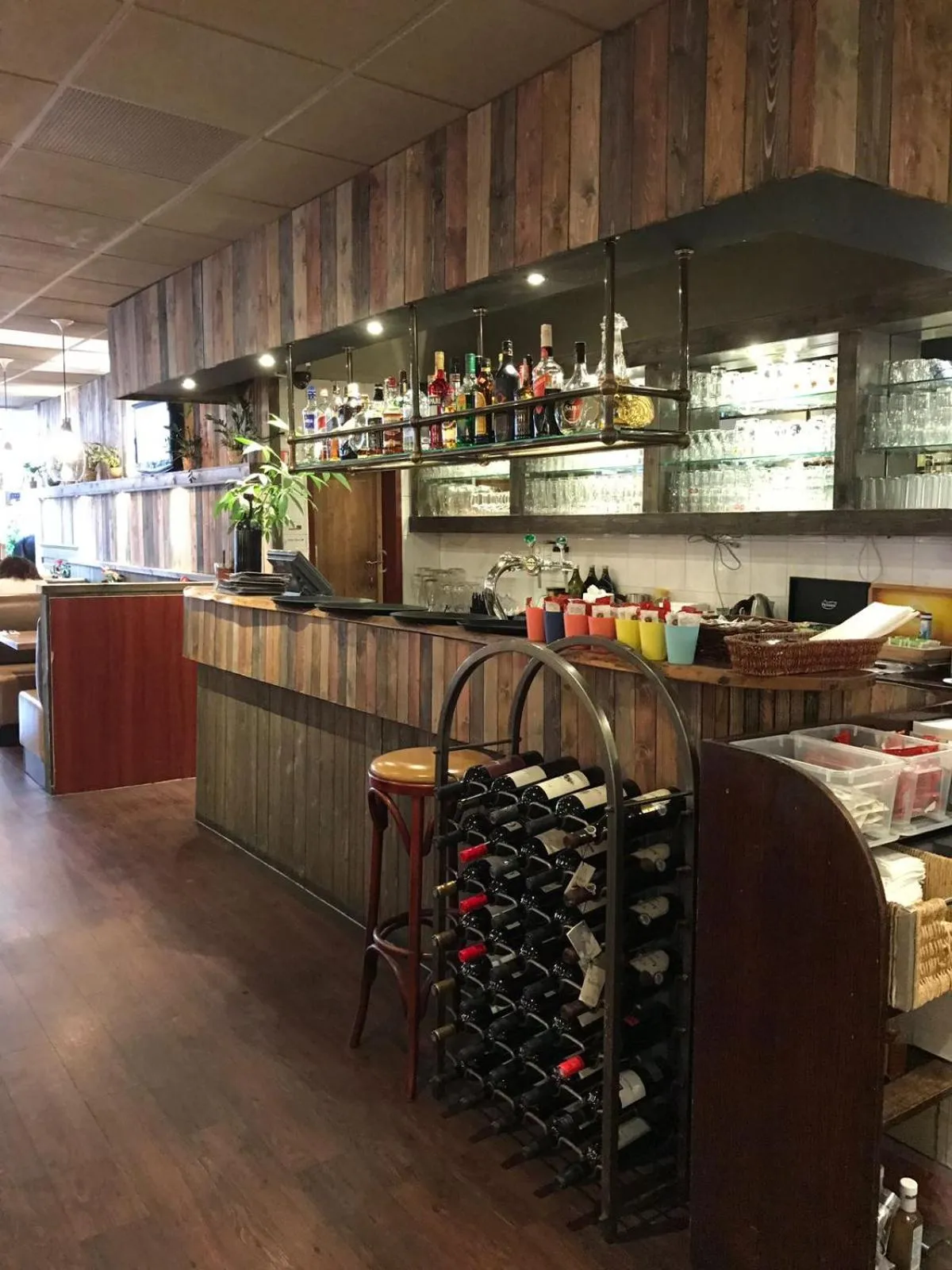 Restaurant/places to eat in Hotel Manofa