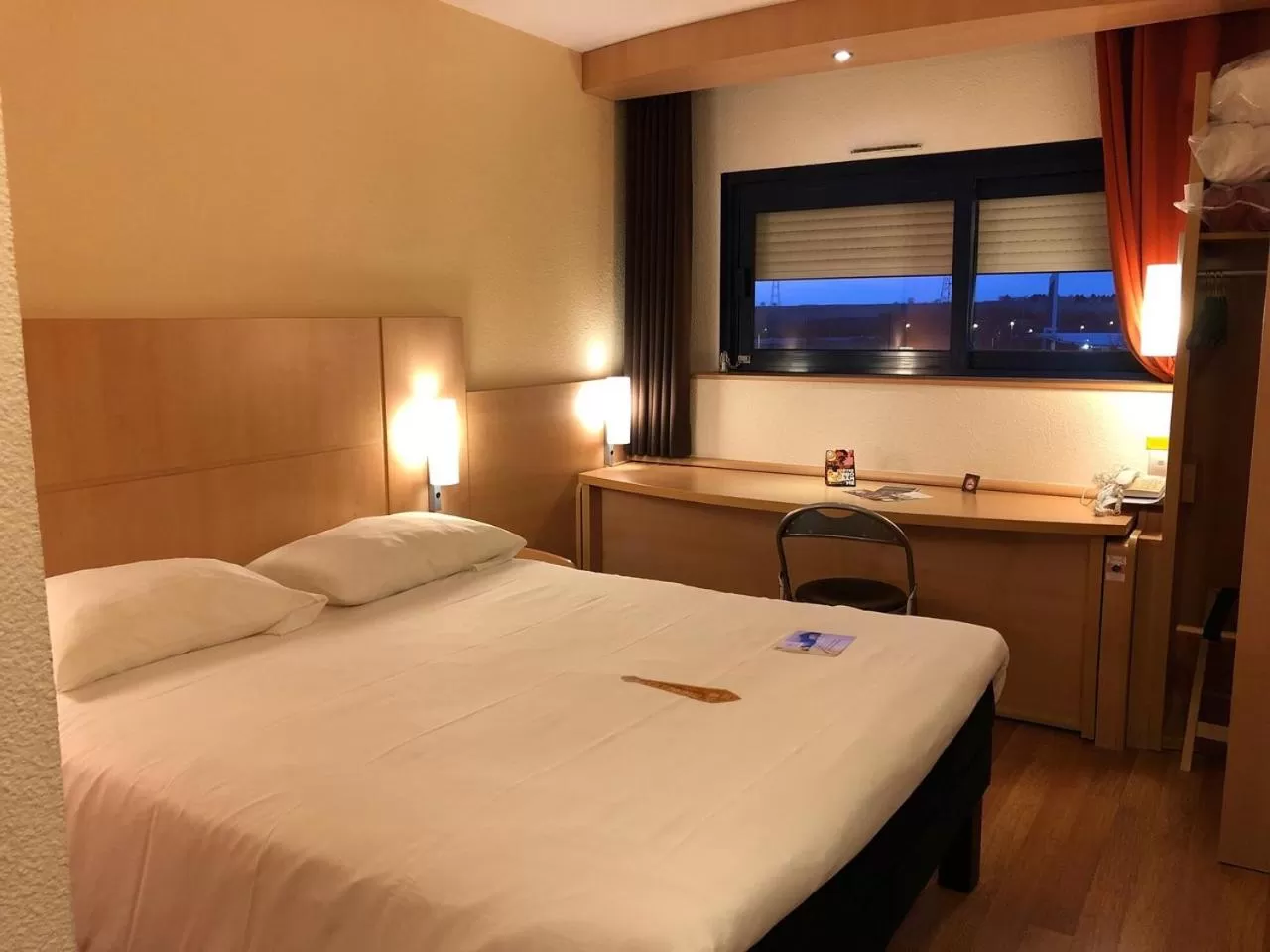 Bedroom, Bed in ibis Poitiers Site du Futuroscope