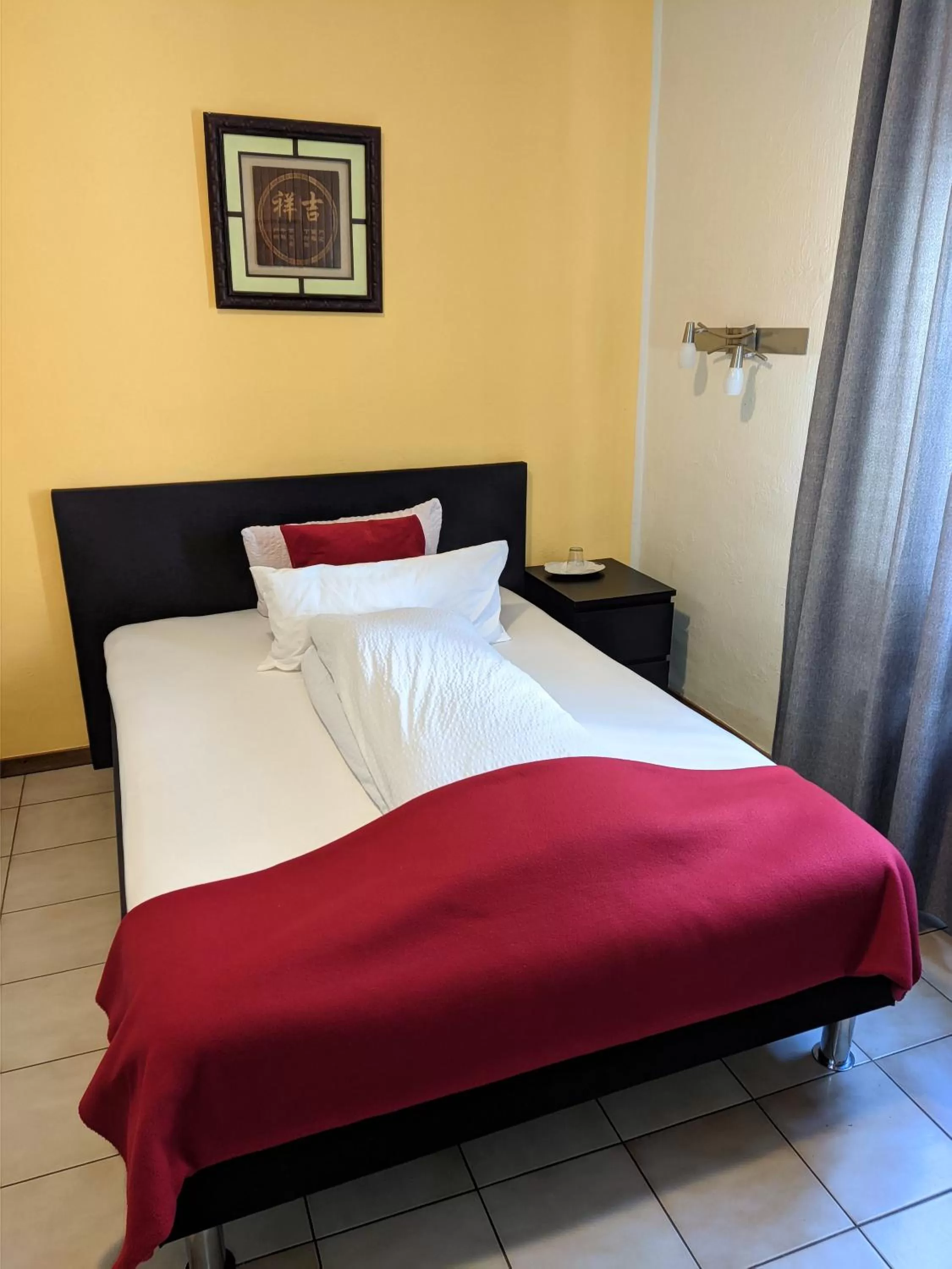 Photo of the whole room, Bed in Hotel Rath