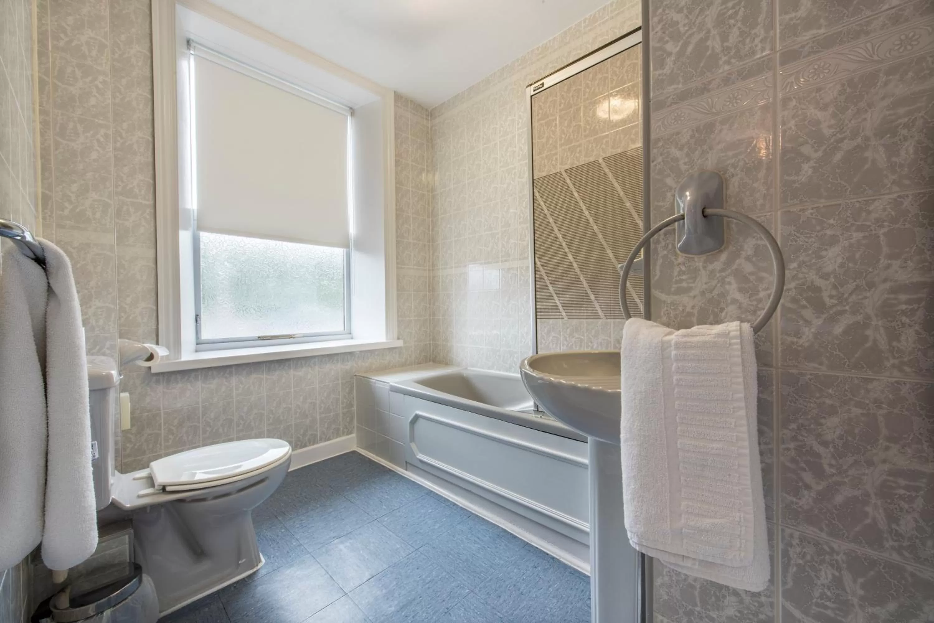 Shower in The Imperial Crown Hotel