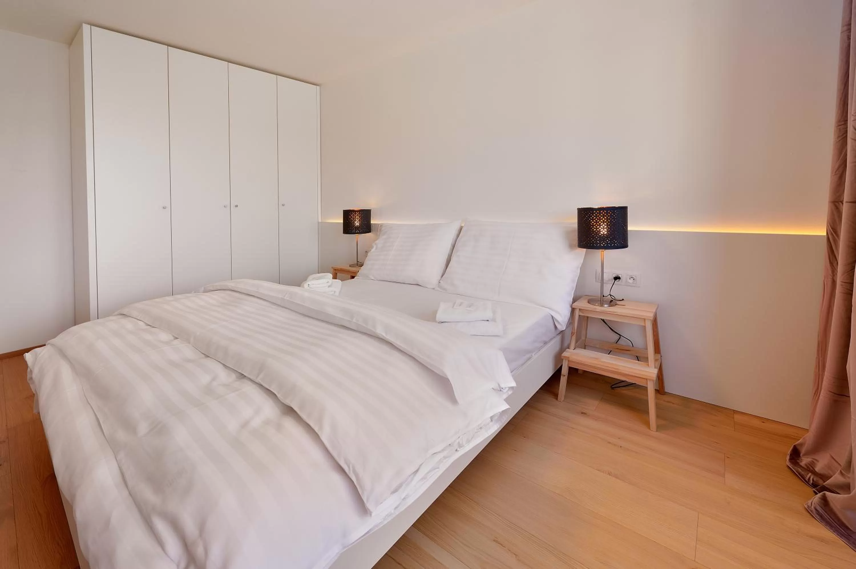 Bedroom, Bed in Smart & Green Living by Ambiente