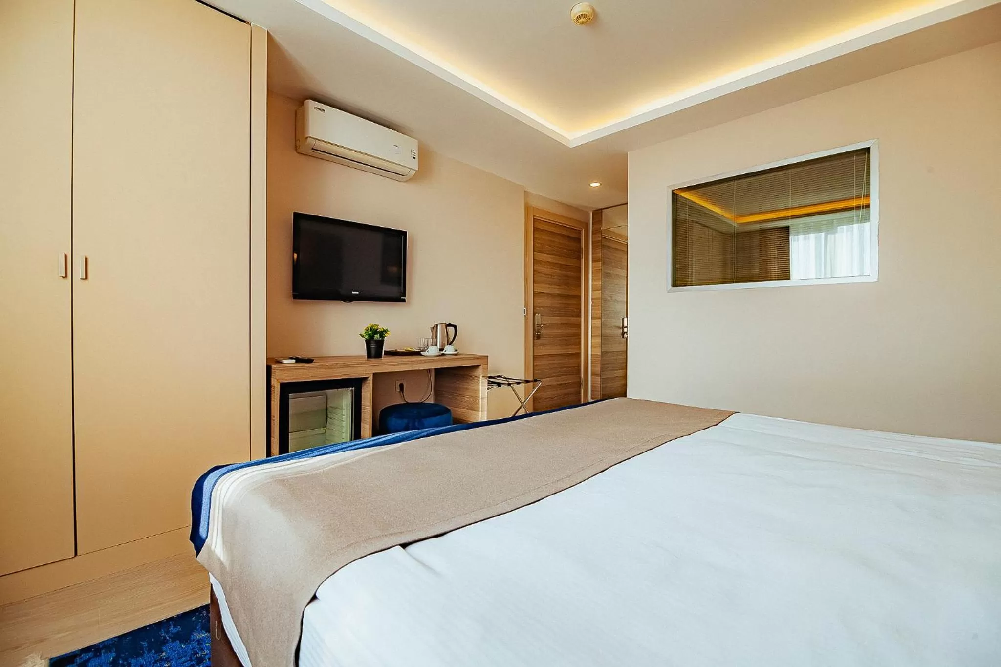 Photo of the whole room, Bed in The Milltown Hotel