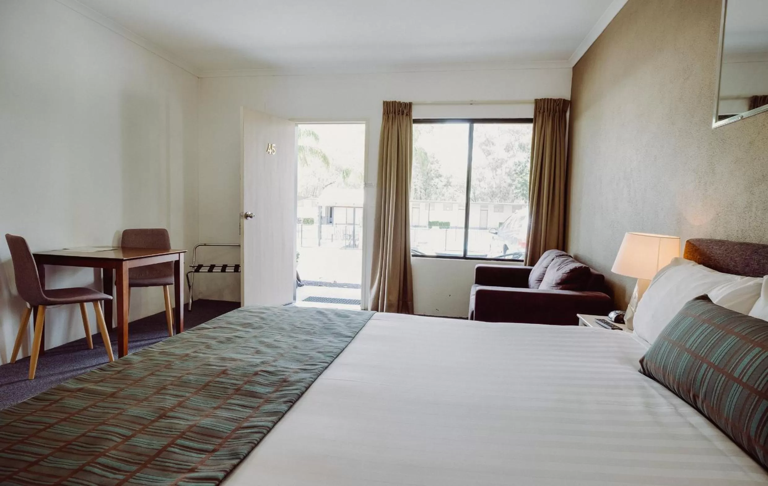 Bed in Artesian Spa Motel