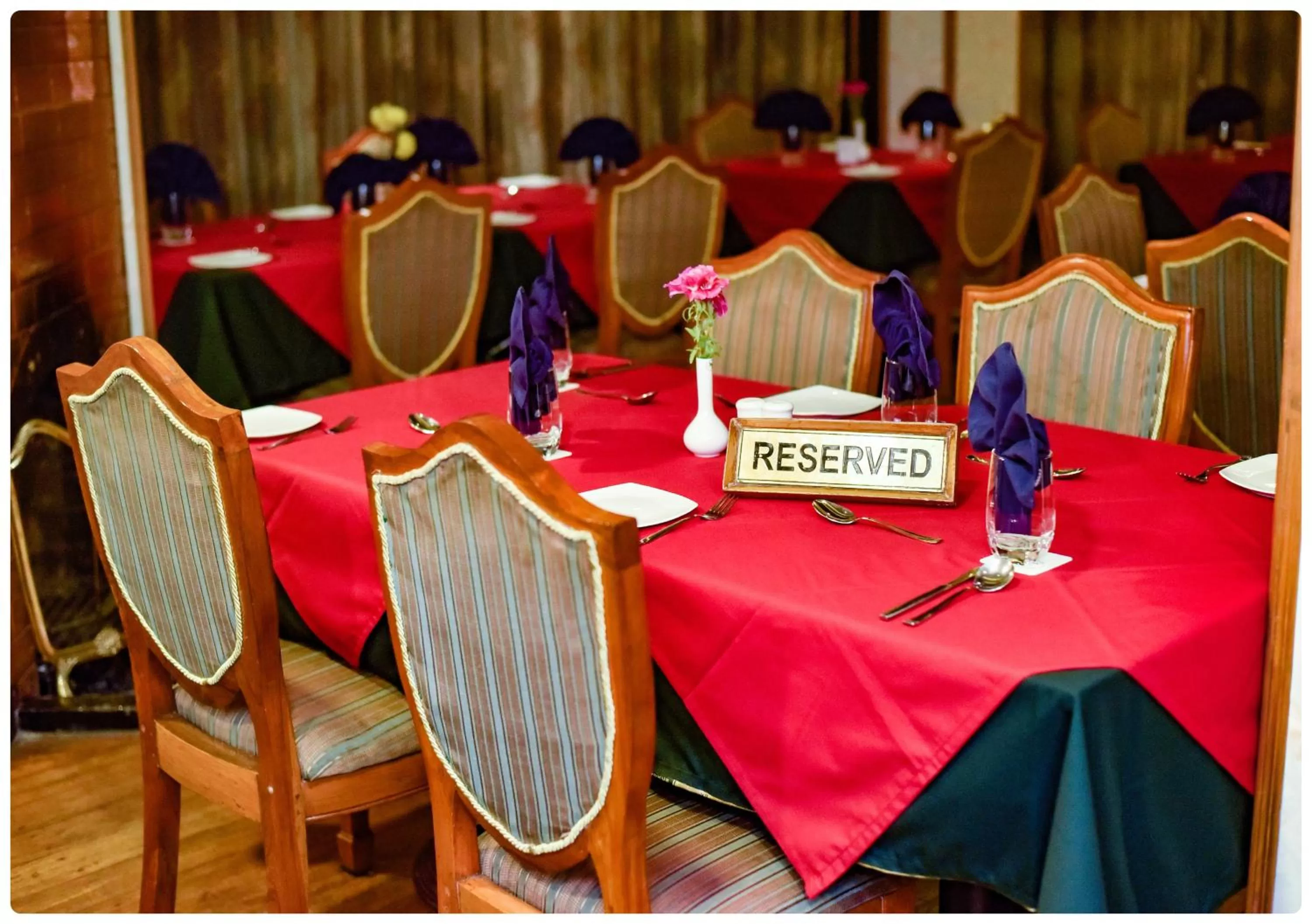 Restaurant/Places to Eat in Cedar Inn