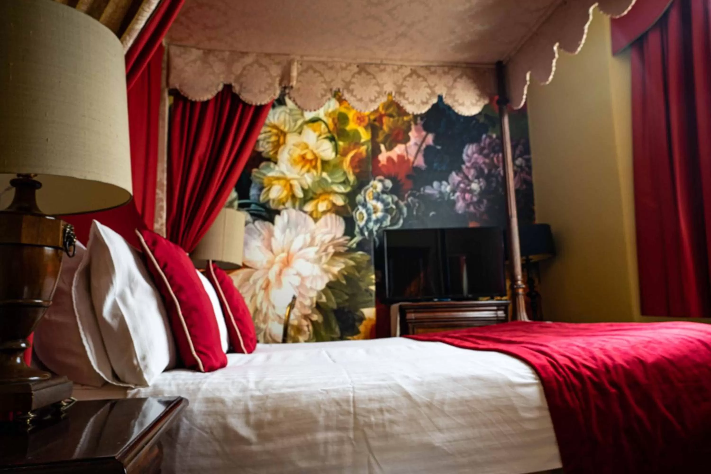 Bed in The Swan Hotel, Wells, Somerset - The Coaching Inn Group