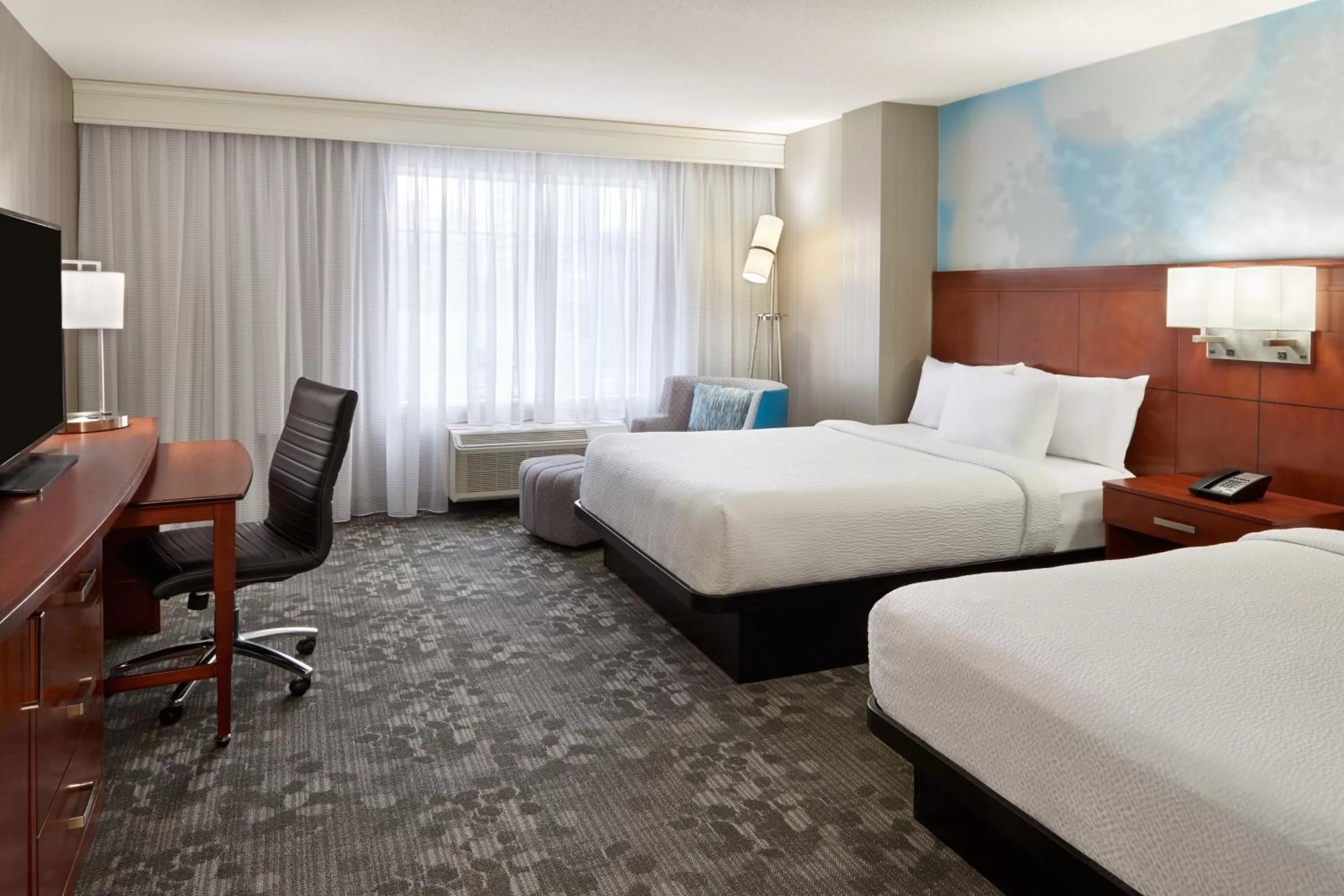 Photo of the whole room, Bed in Courtyard by Marriott Ottawa Downtown