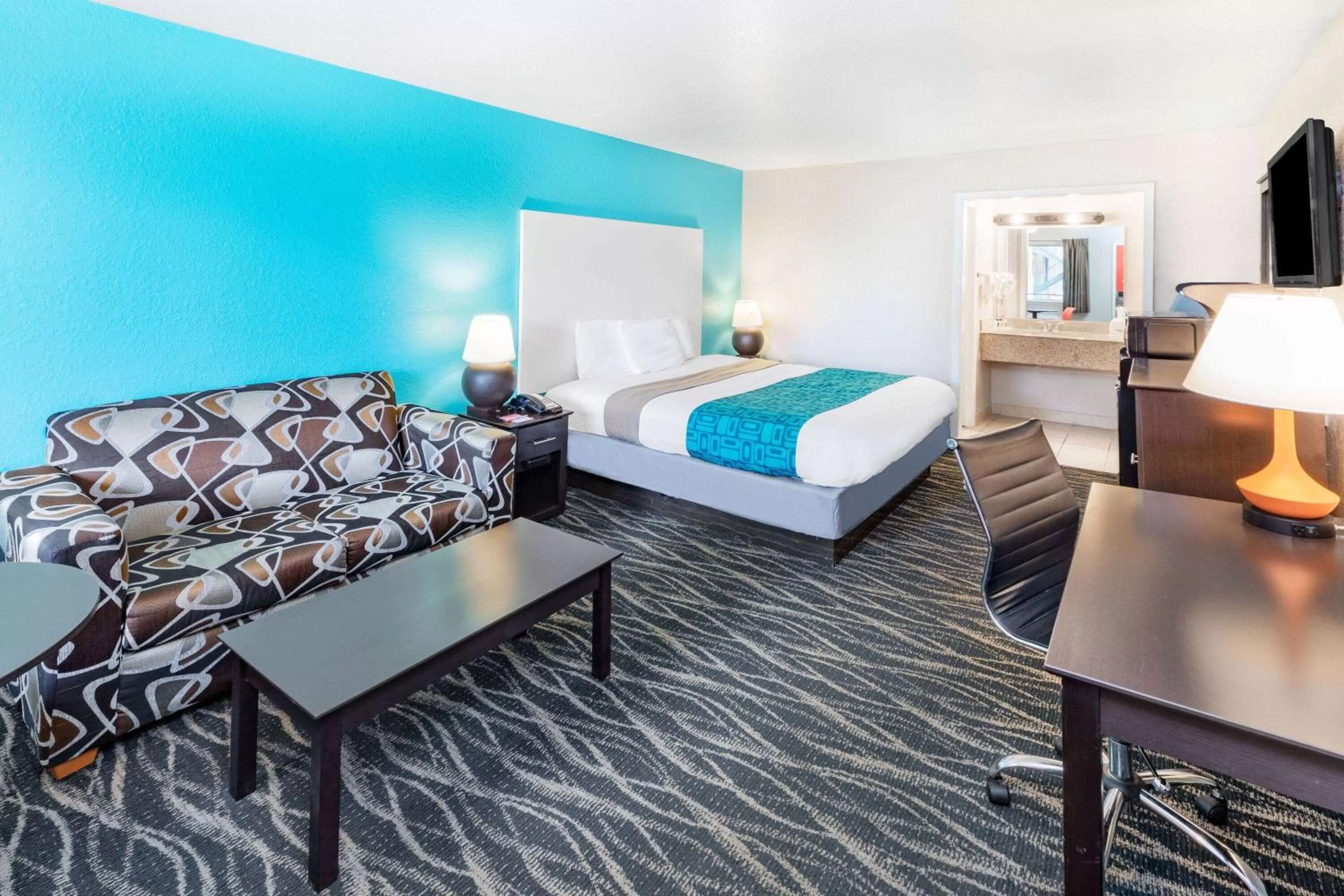 Bed in Howard Johnson by Wyndham Houston Hobby Airport