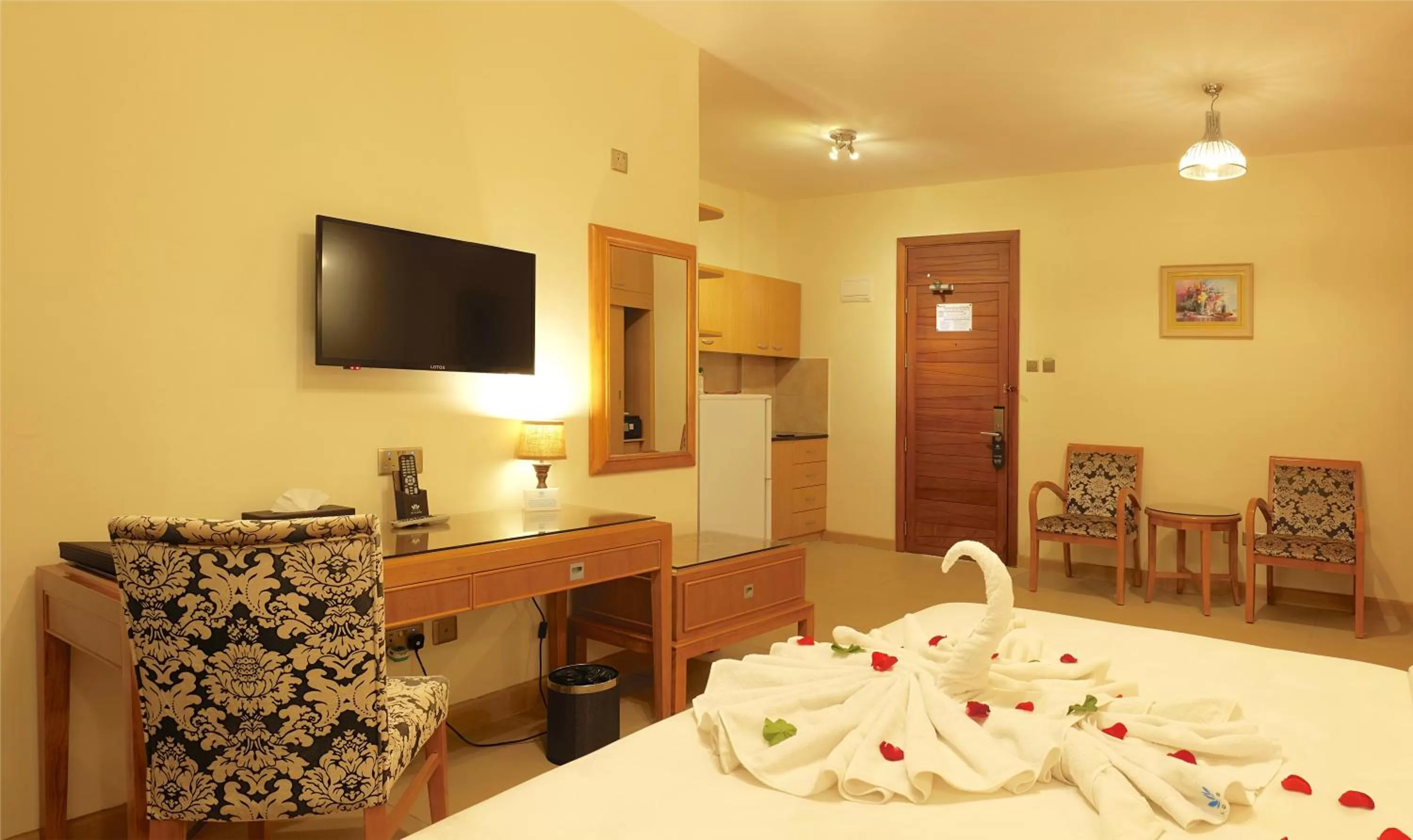 Photo of the whole room, Bed in Lotos Inn & Suites, Nairobi