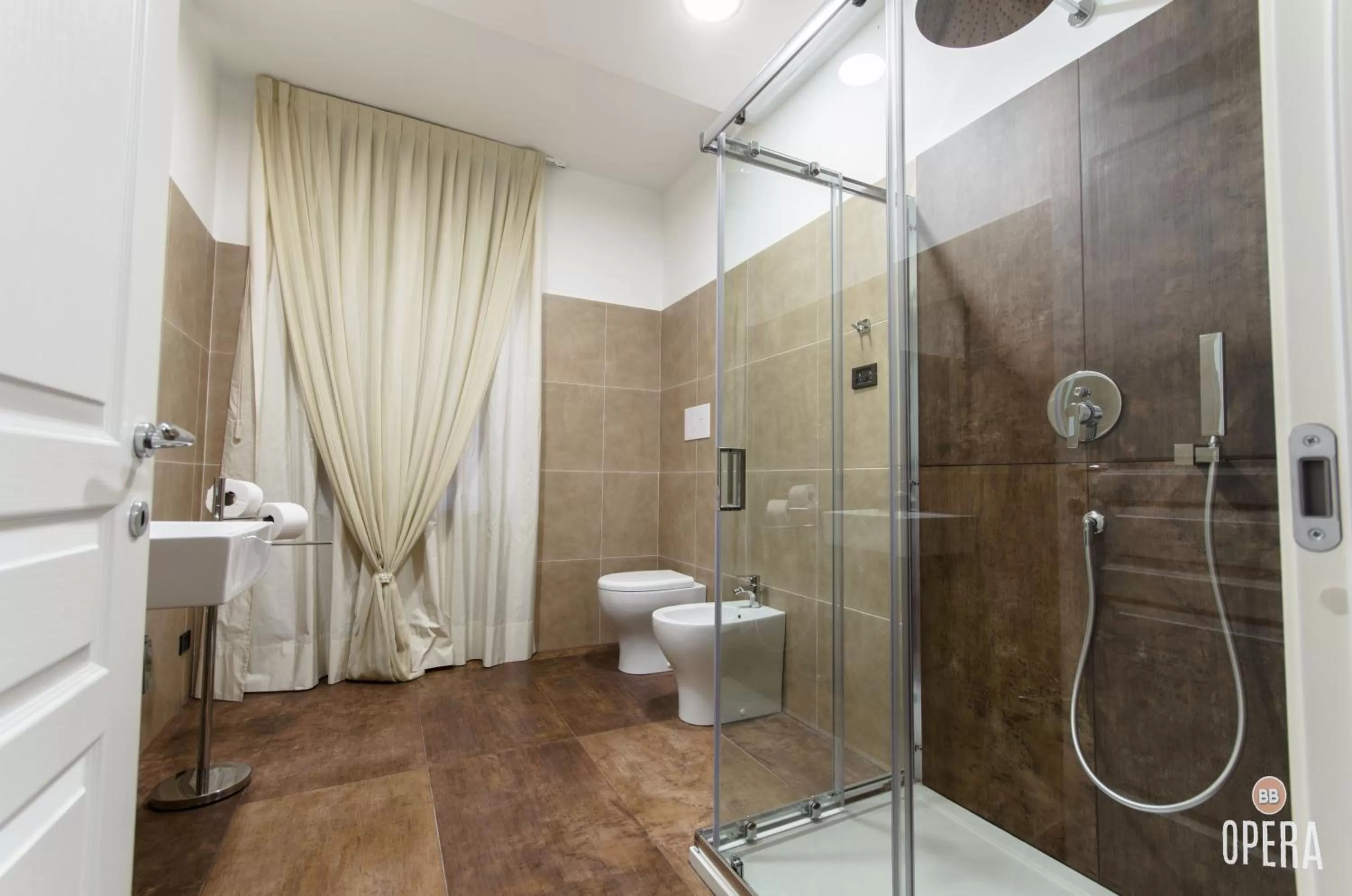 Shower, Bathroom in Opera B&B