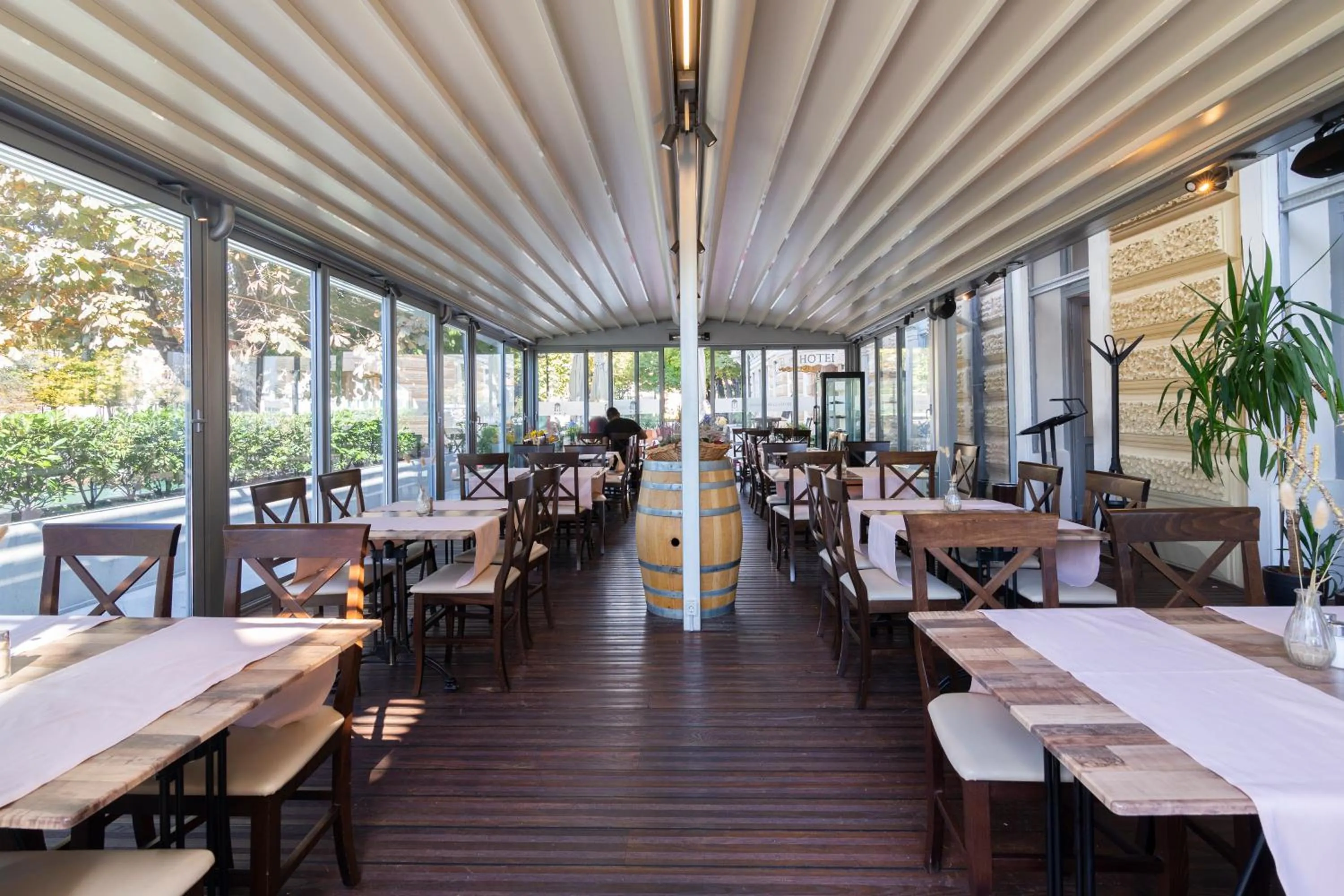 Restaurant/places to eat in Hotel Continental