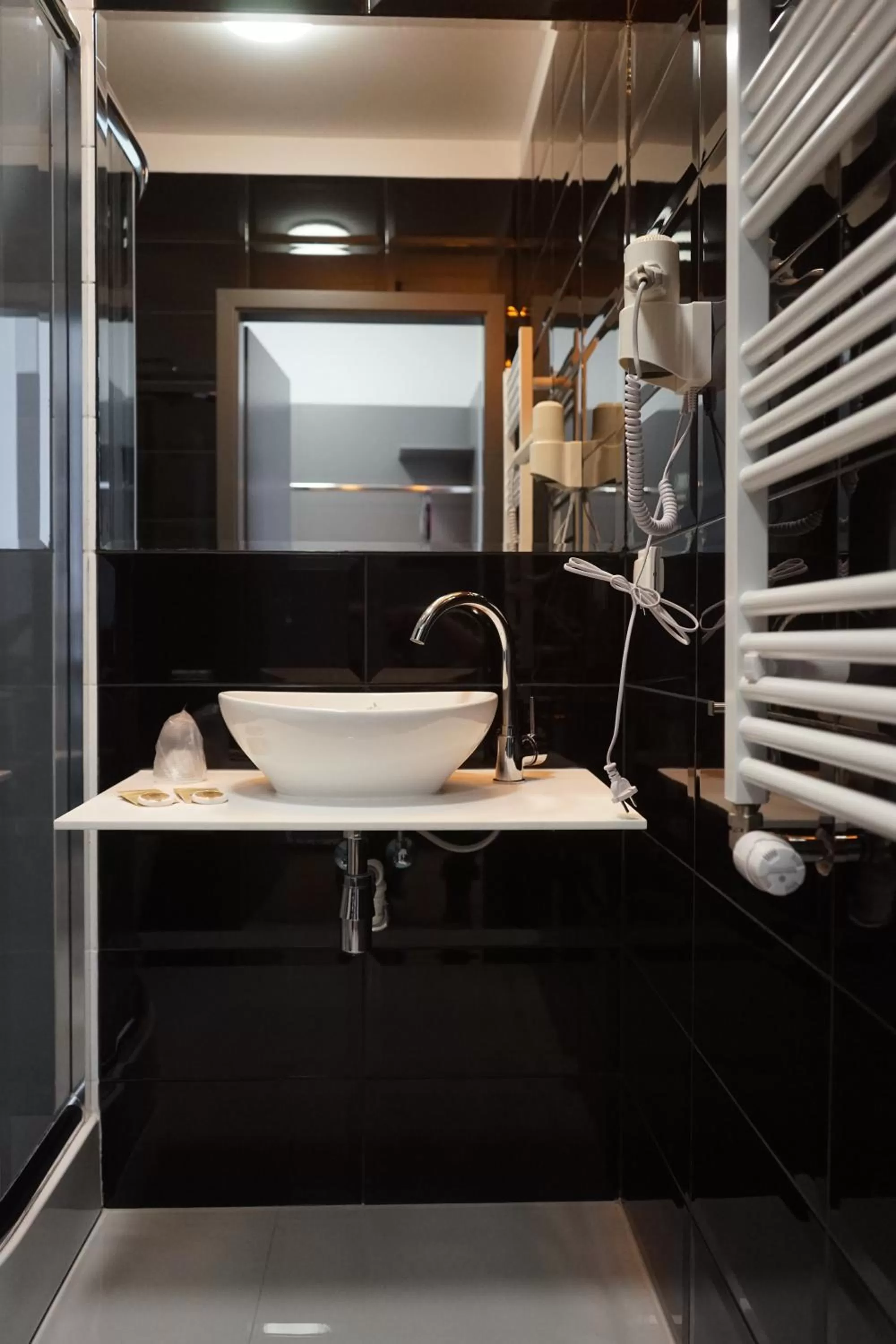 Shower in HOTEL Art Cafe