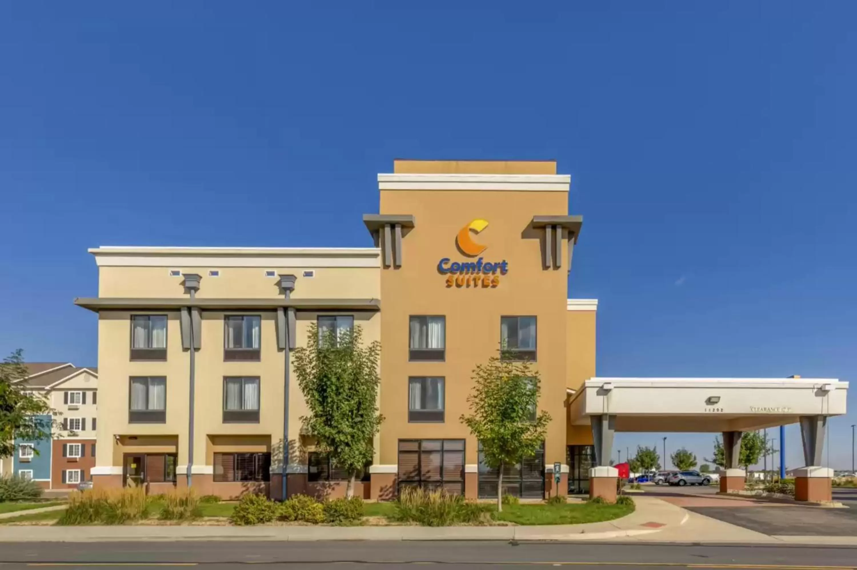 Property building in Comfort Suites Longmont