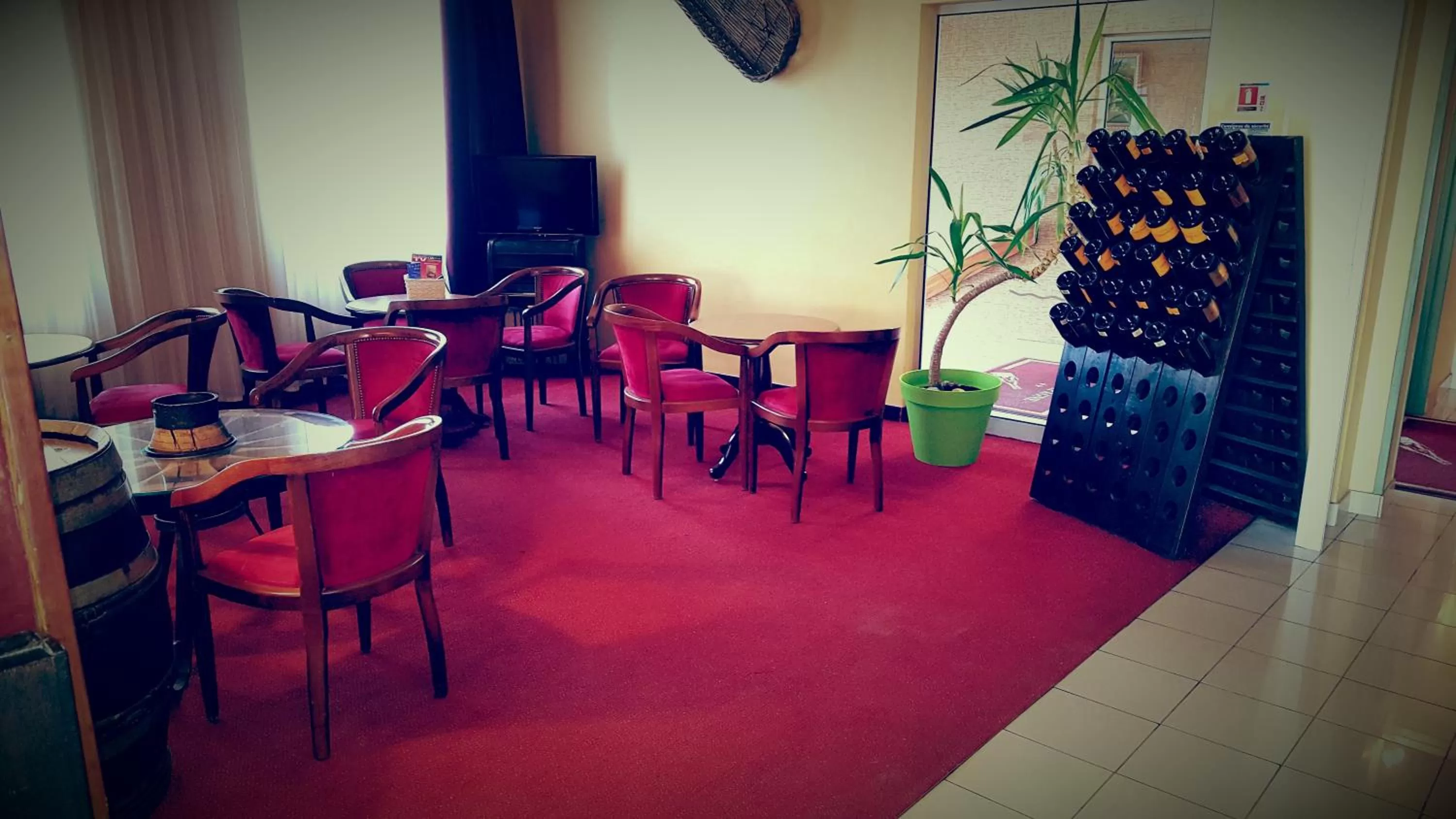 Communal lounge/ TV room in Hôtel De Champagne