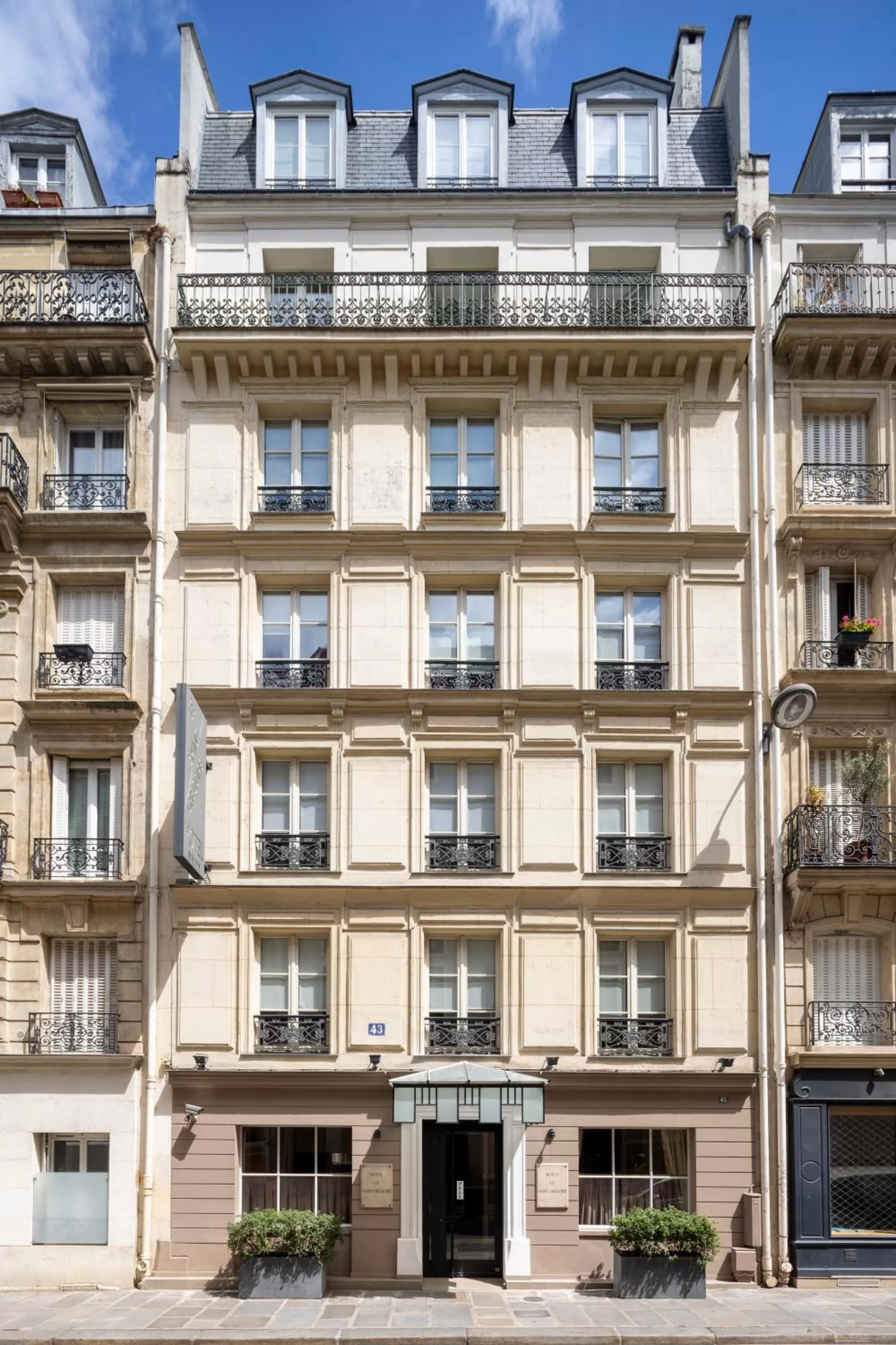 Property building in Hôtel Le Saint Gregoire