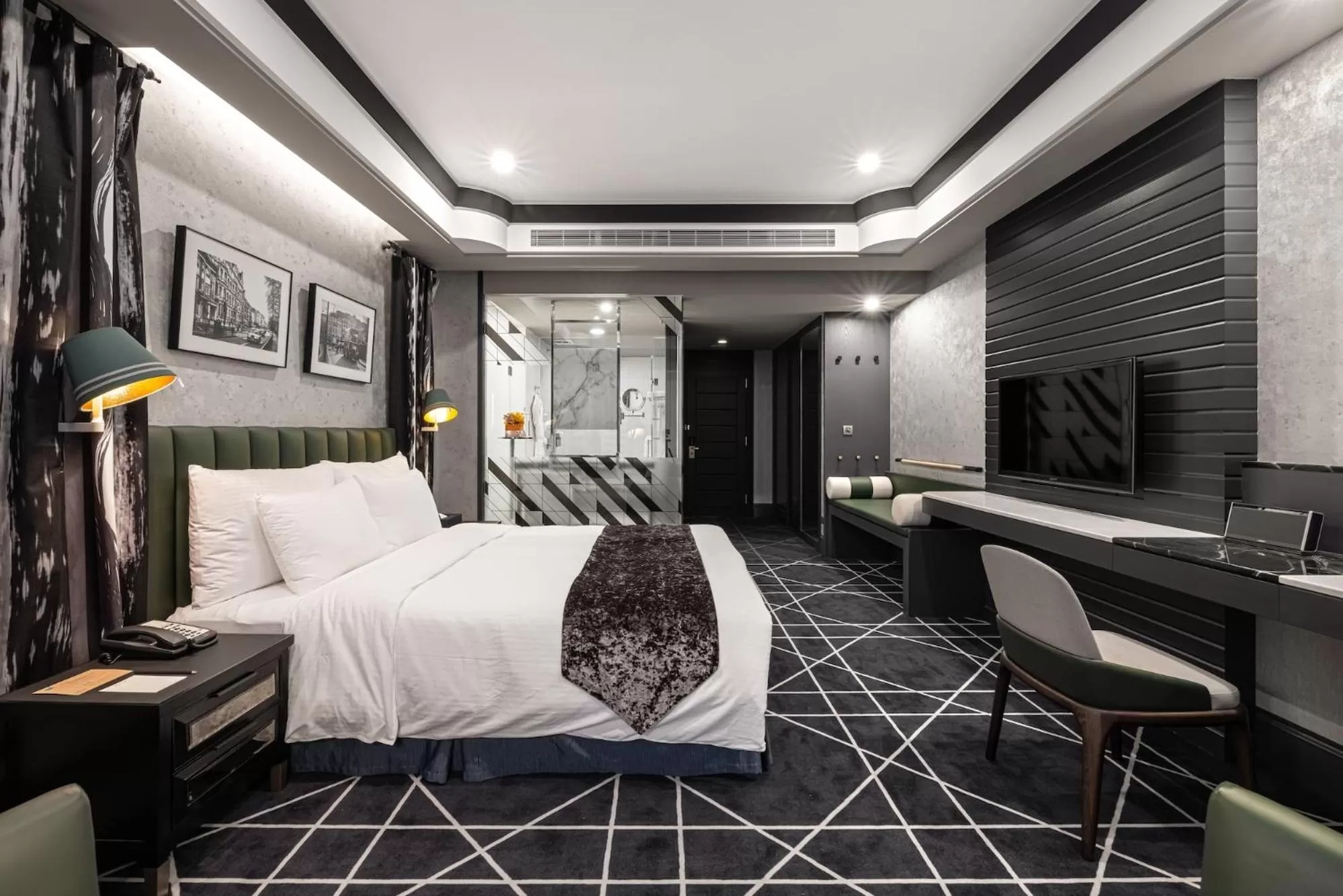 Photo of the whole room, Bed in Grand Victoria Hotel