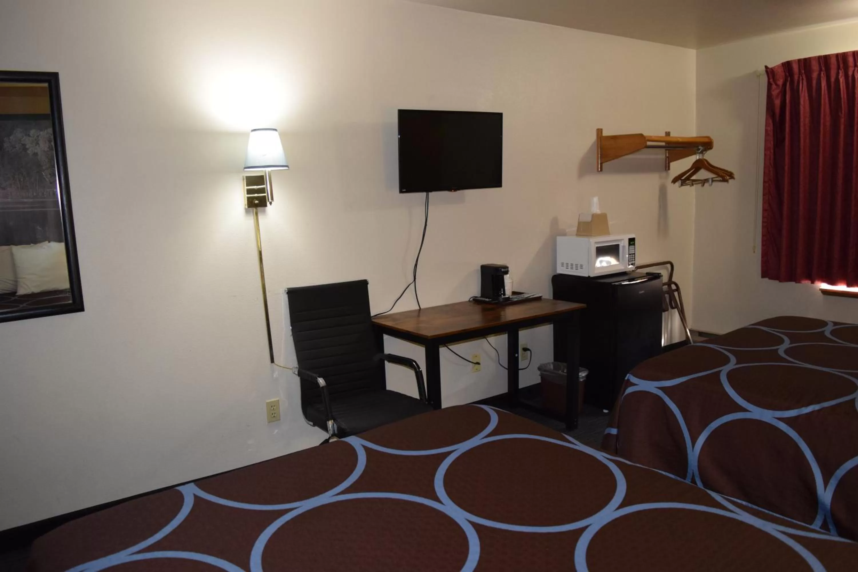 TV and multimedia, Bed in AmeriVu Inn and Suites Shawano WI