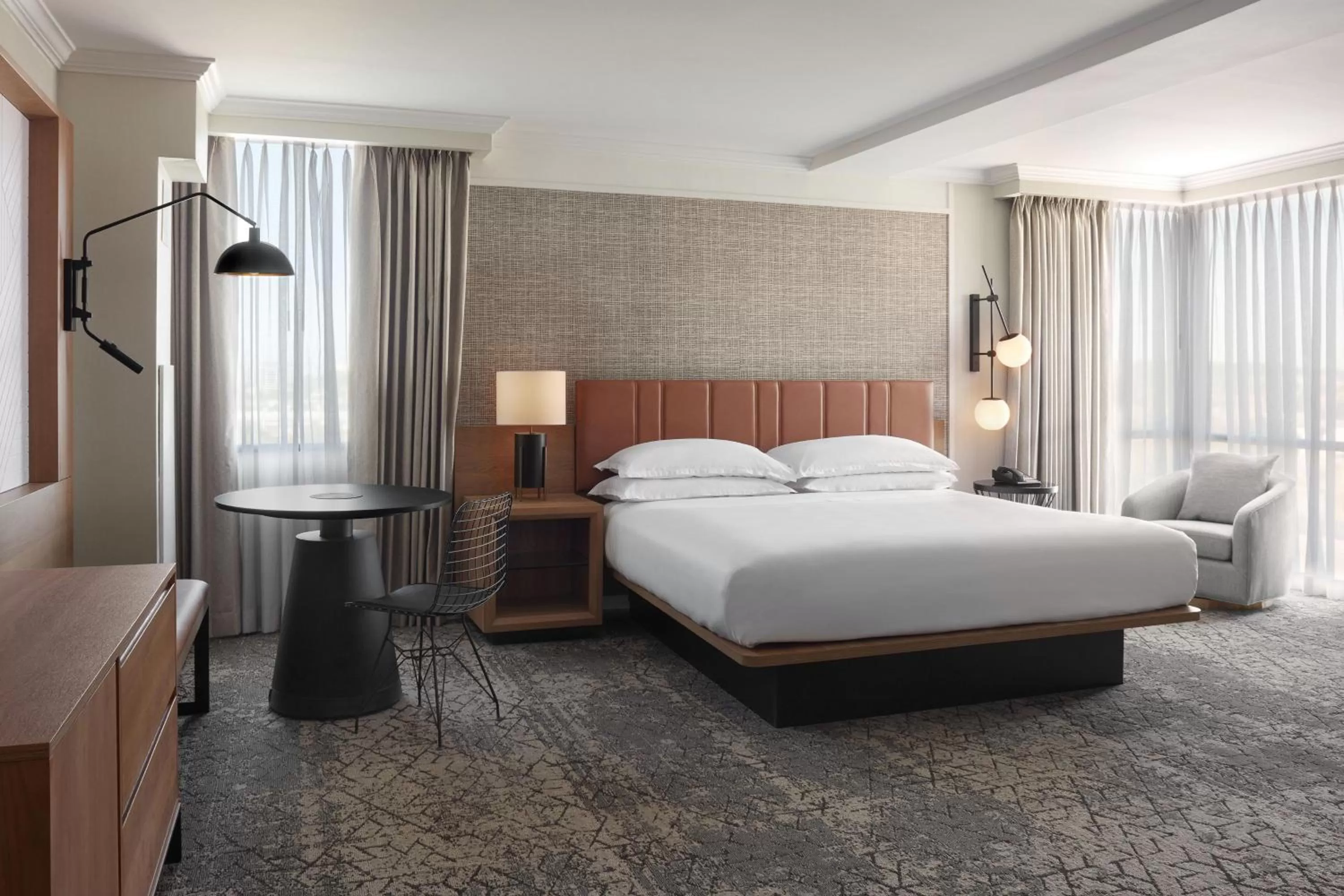 Photo of the whole room, Bed in Sheraton Parkway Toronto North Hotel & Suites