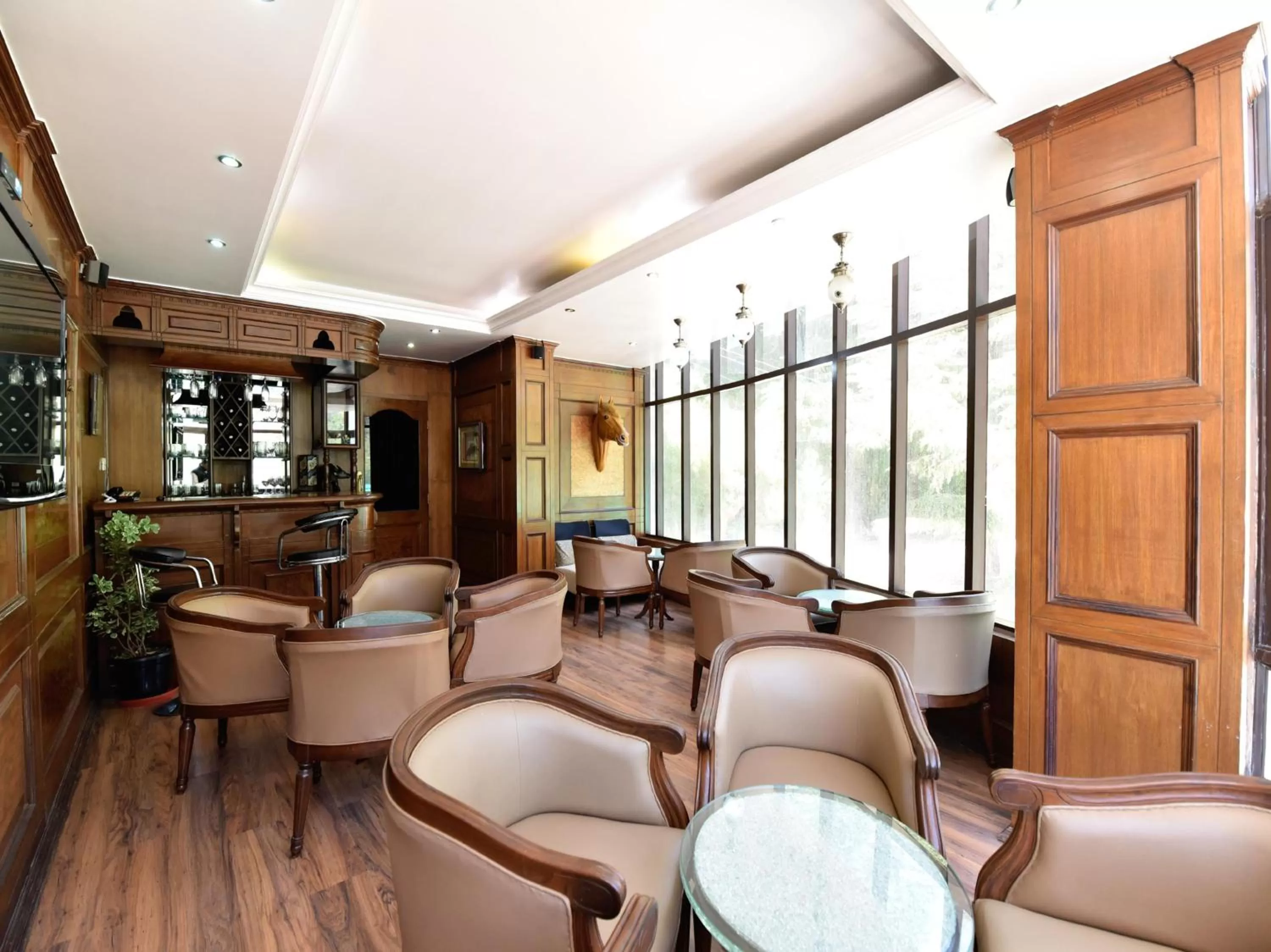 Restaurant/places to eat in Hotel Broadways Inn