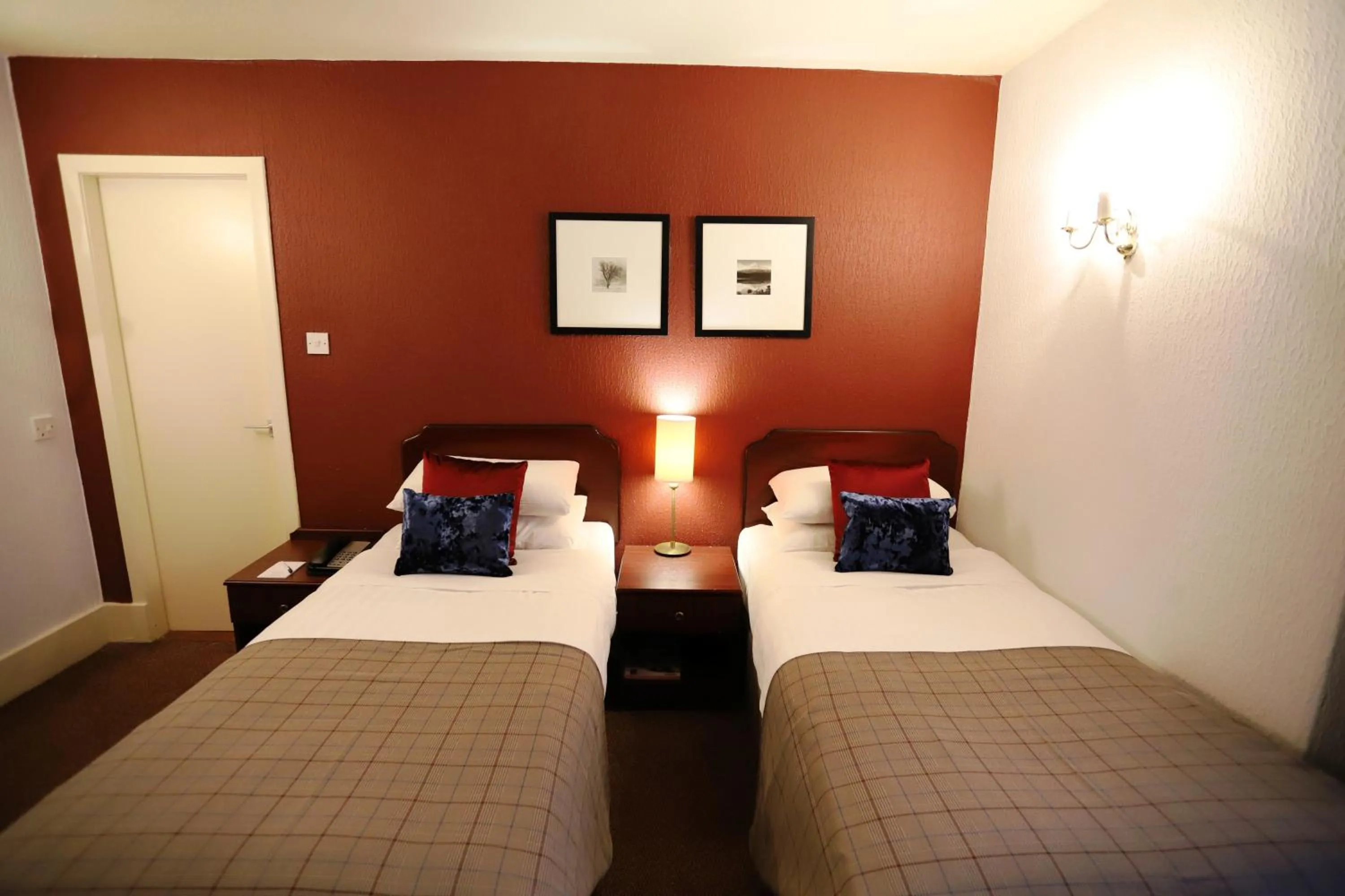 Photo of the whole room in Ben Wyvis Hotel