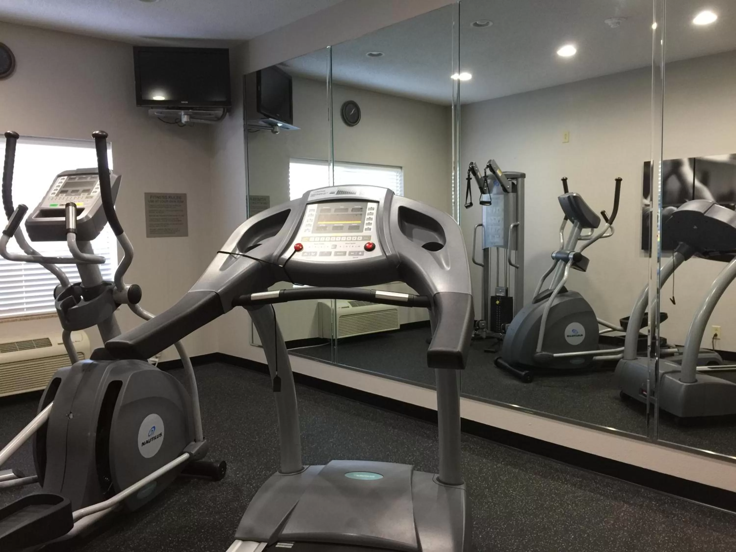 Fitness centre/facilities in Country Inn & Suites By Radisson, Charleston North, SC