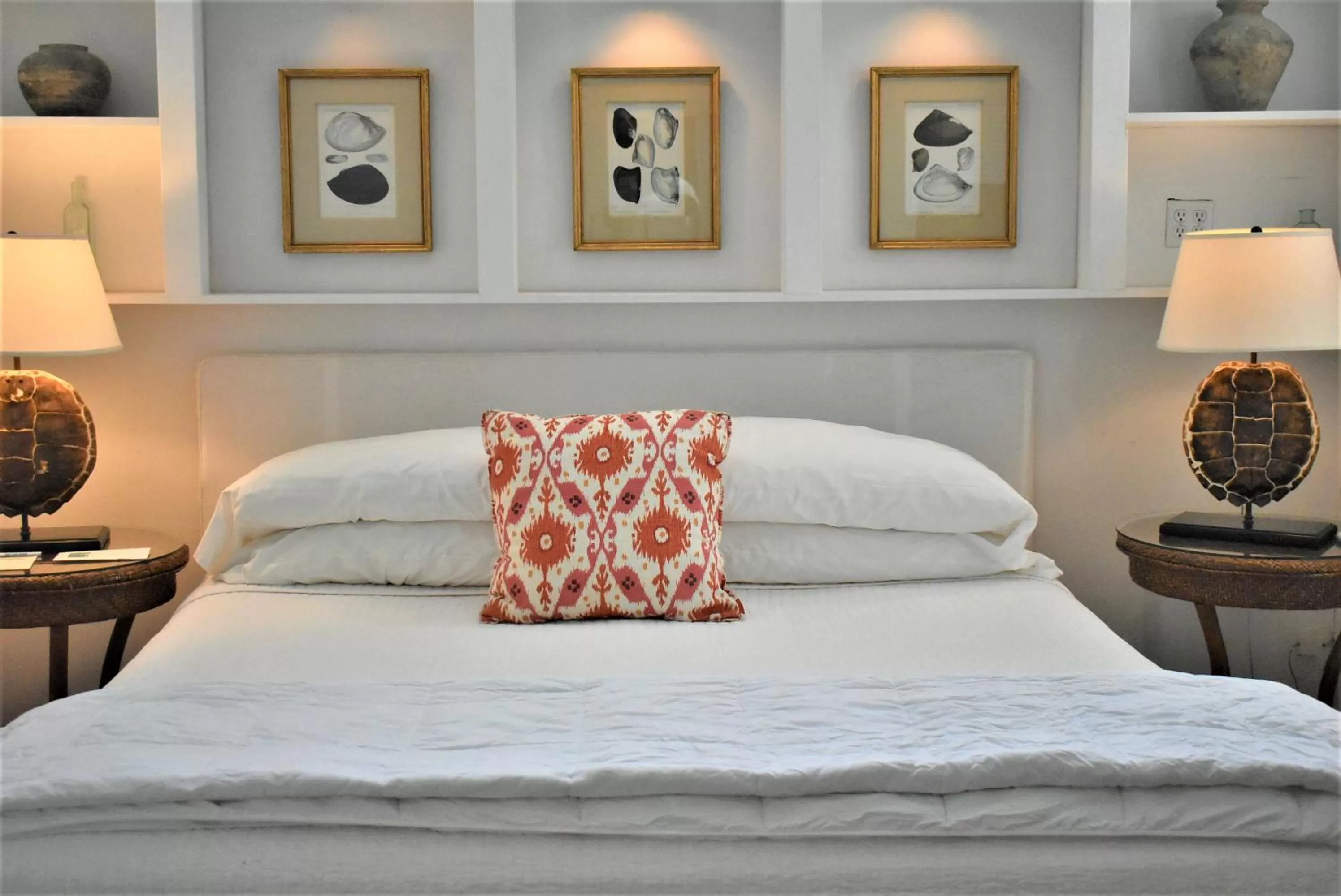 Bed in Simonton Court Historic Inn & Cottages