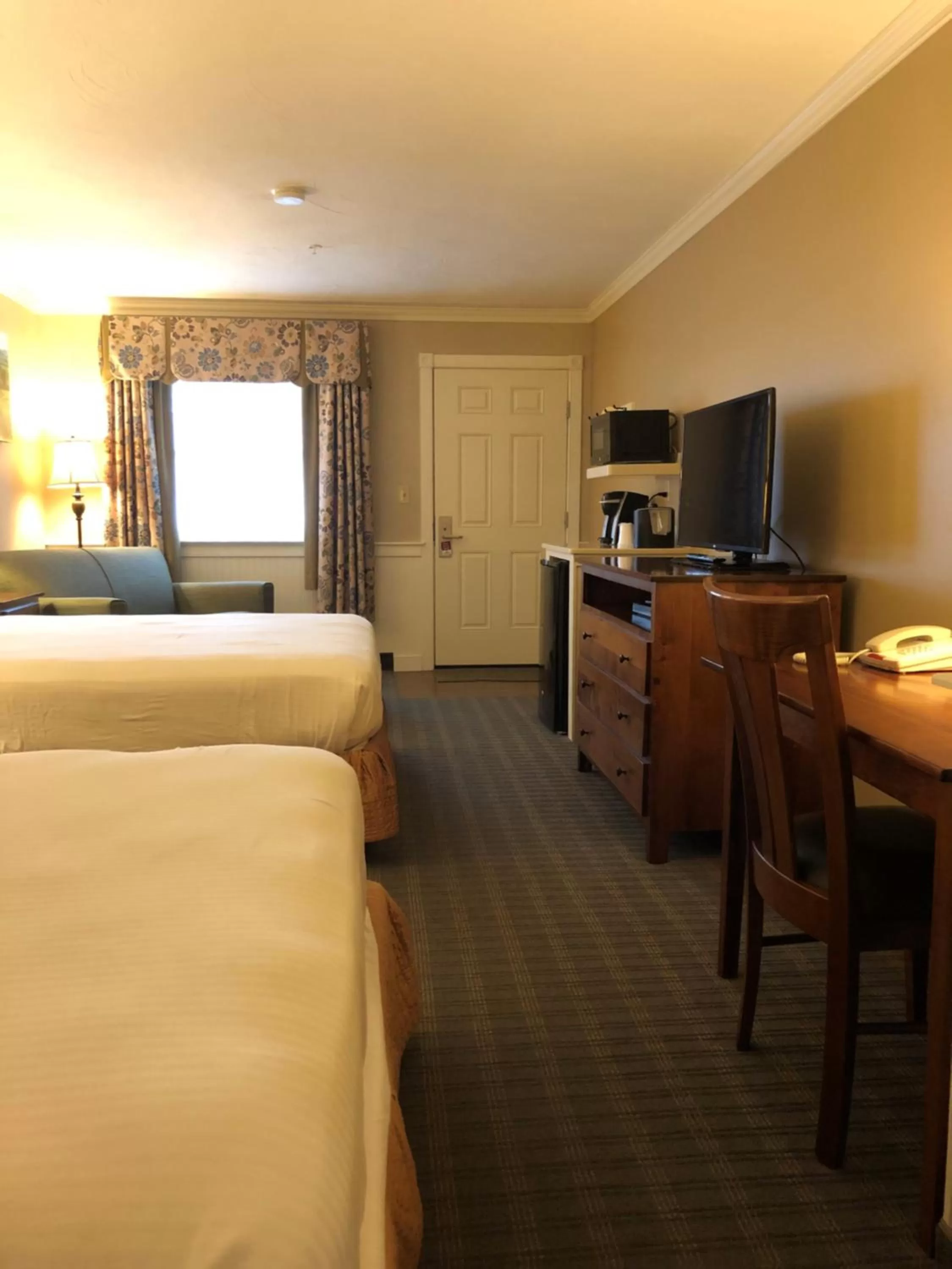 Photo of the whole room, Bed in Bird-in-Hand Family Inn