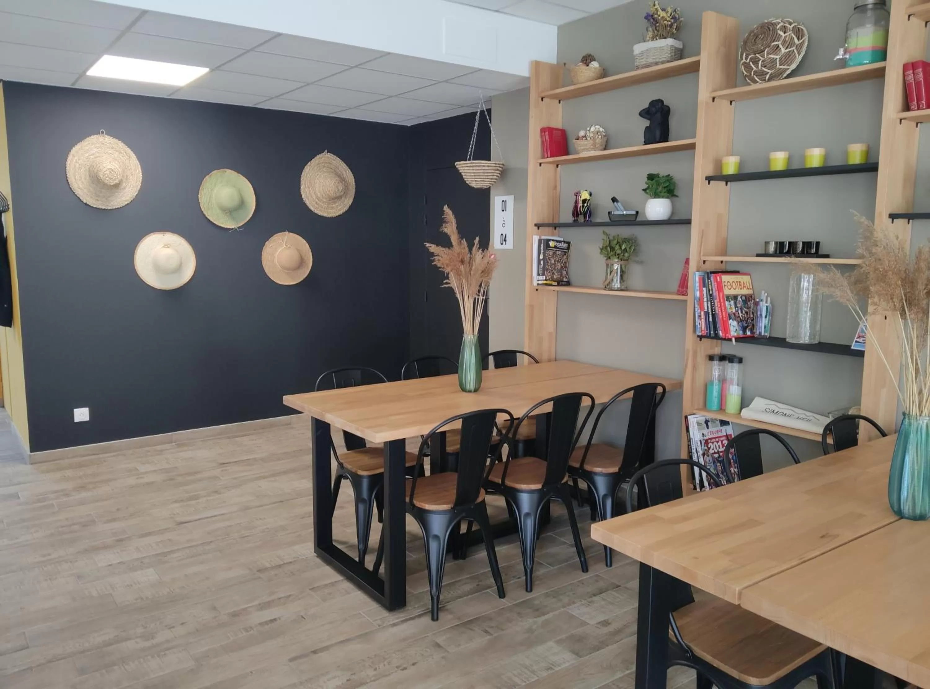 Restaurant/Places to Eat in Villa Raphaëlle #2 Centre ville avec parking