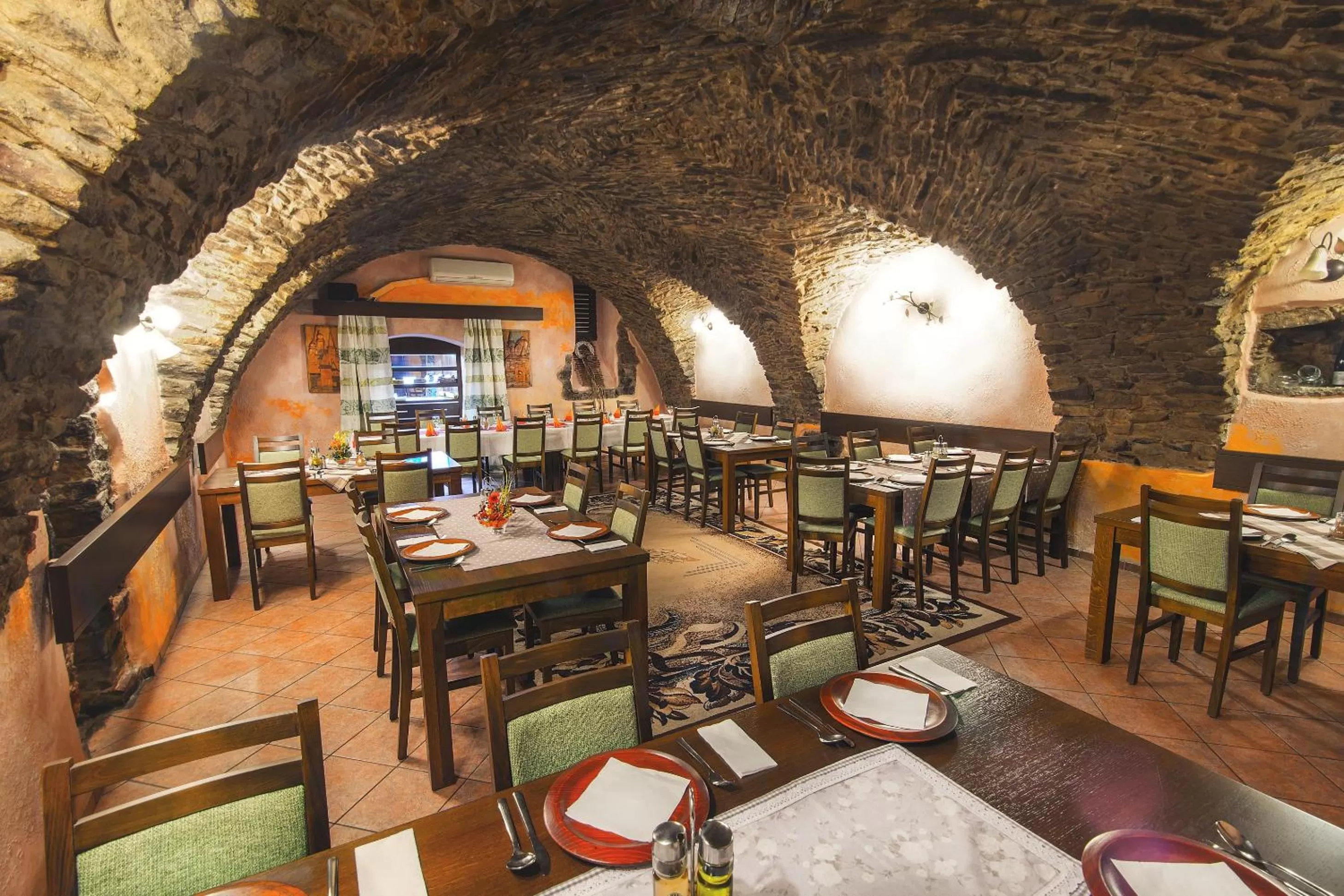 Restaurant/places to eat in Hotel Arkada