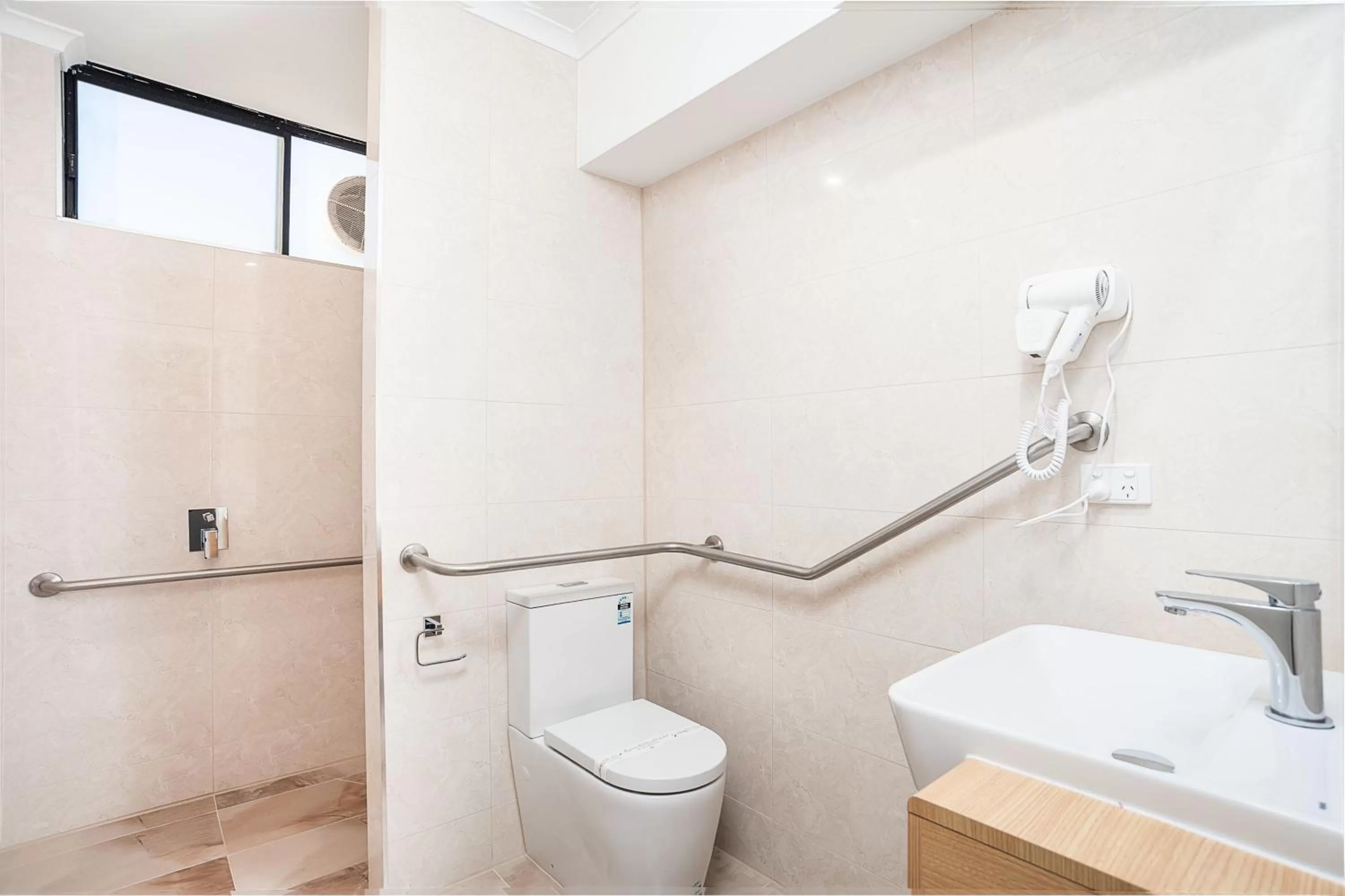 Shower in Mahoneys Motor Inn