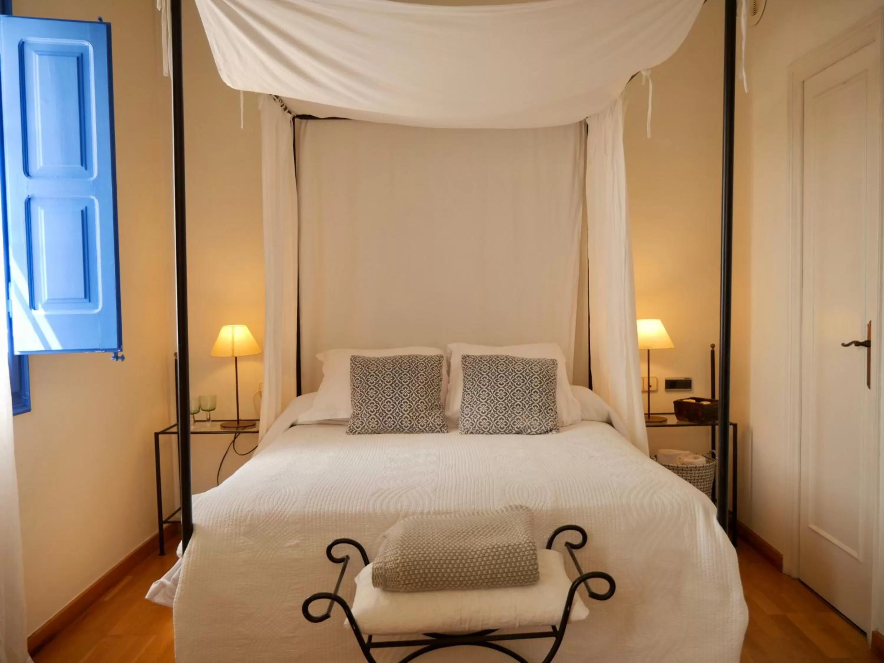 Bed in Hostal de la Plaça - Hotel Boutique