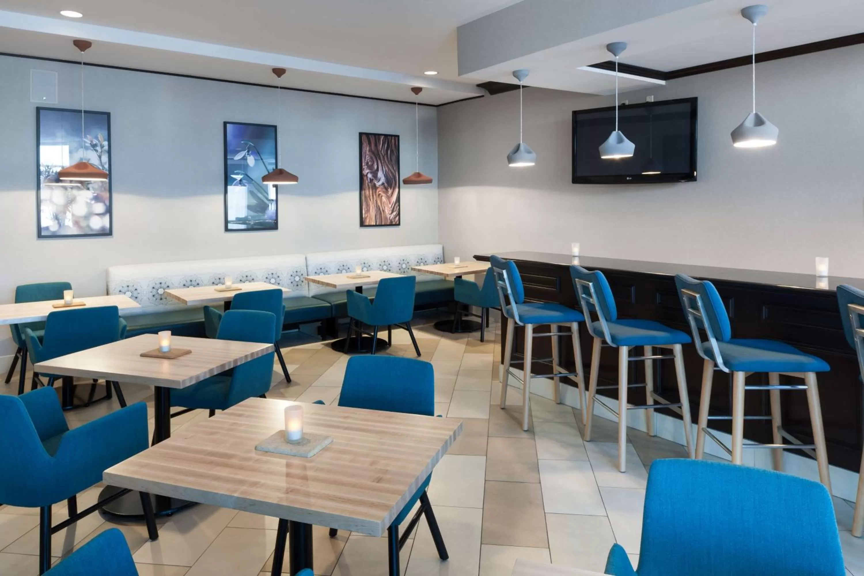 Lounge or bar in Hilton Garden Inn Cincinnati/Mason