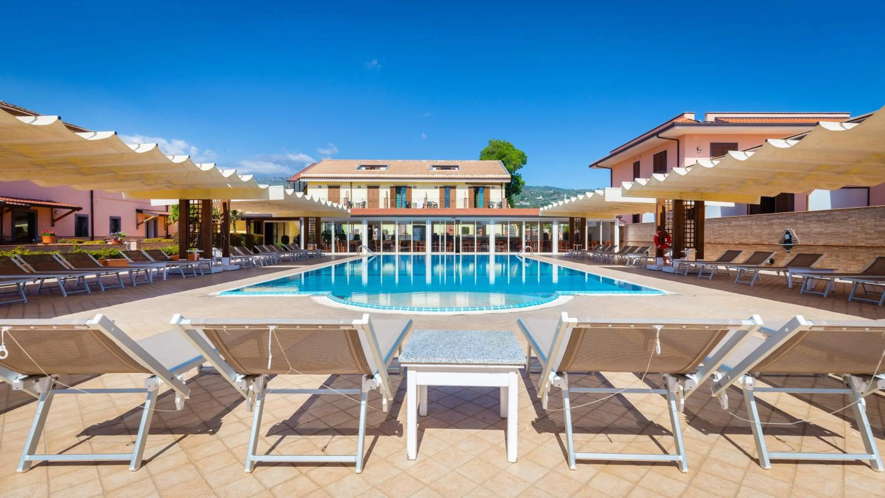 Swimming pool in La Terra Dei Sogni Country Hotel