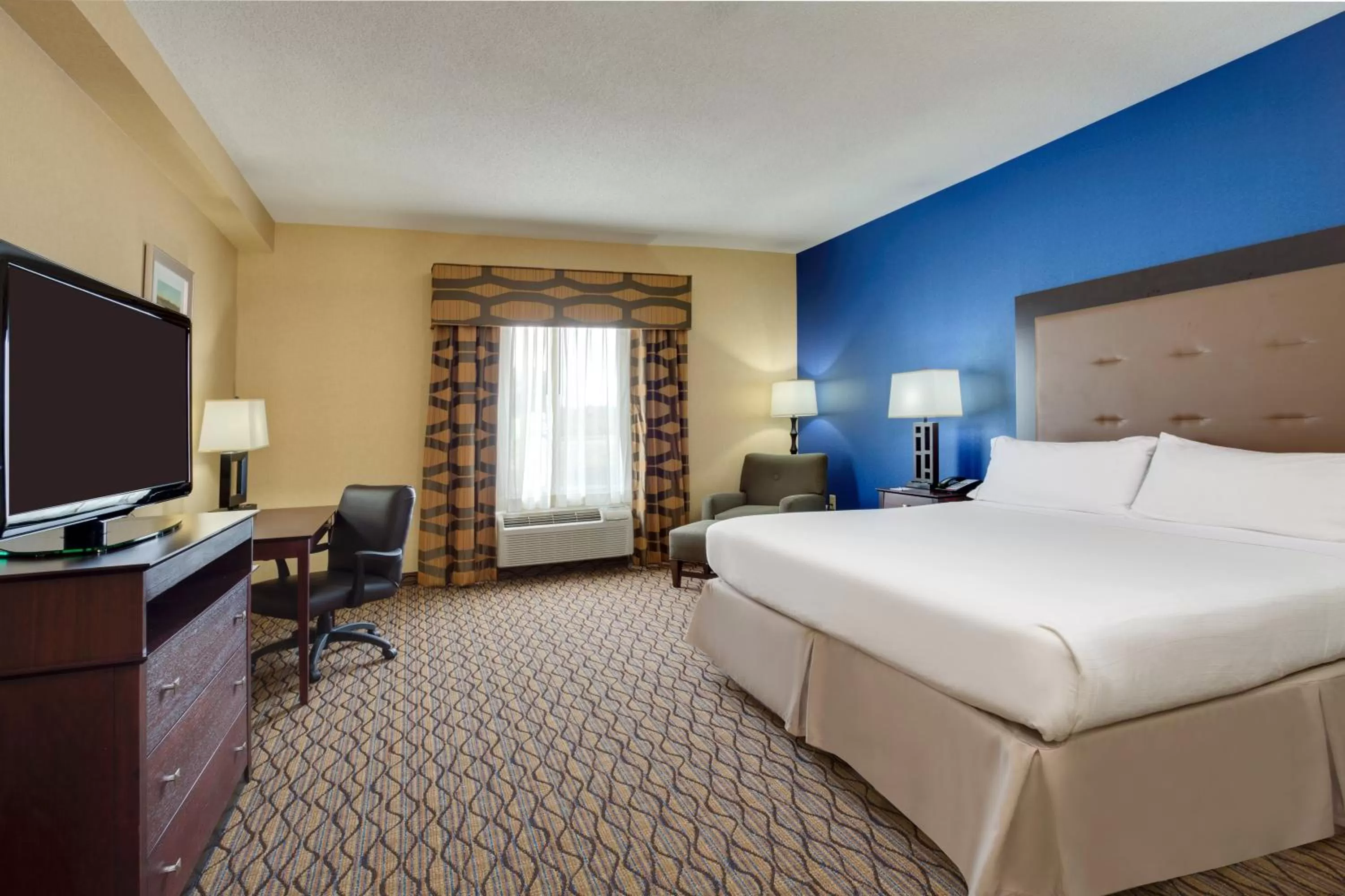 Photo of the whole room, Bed in Holiday Inn Express Tower Center New Brunswick by IHG