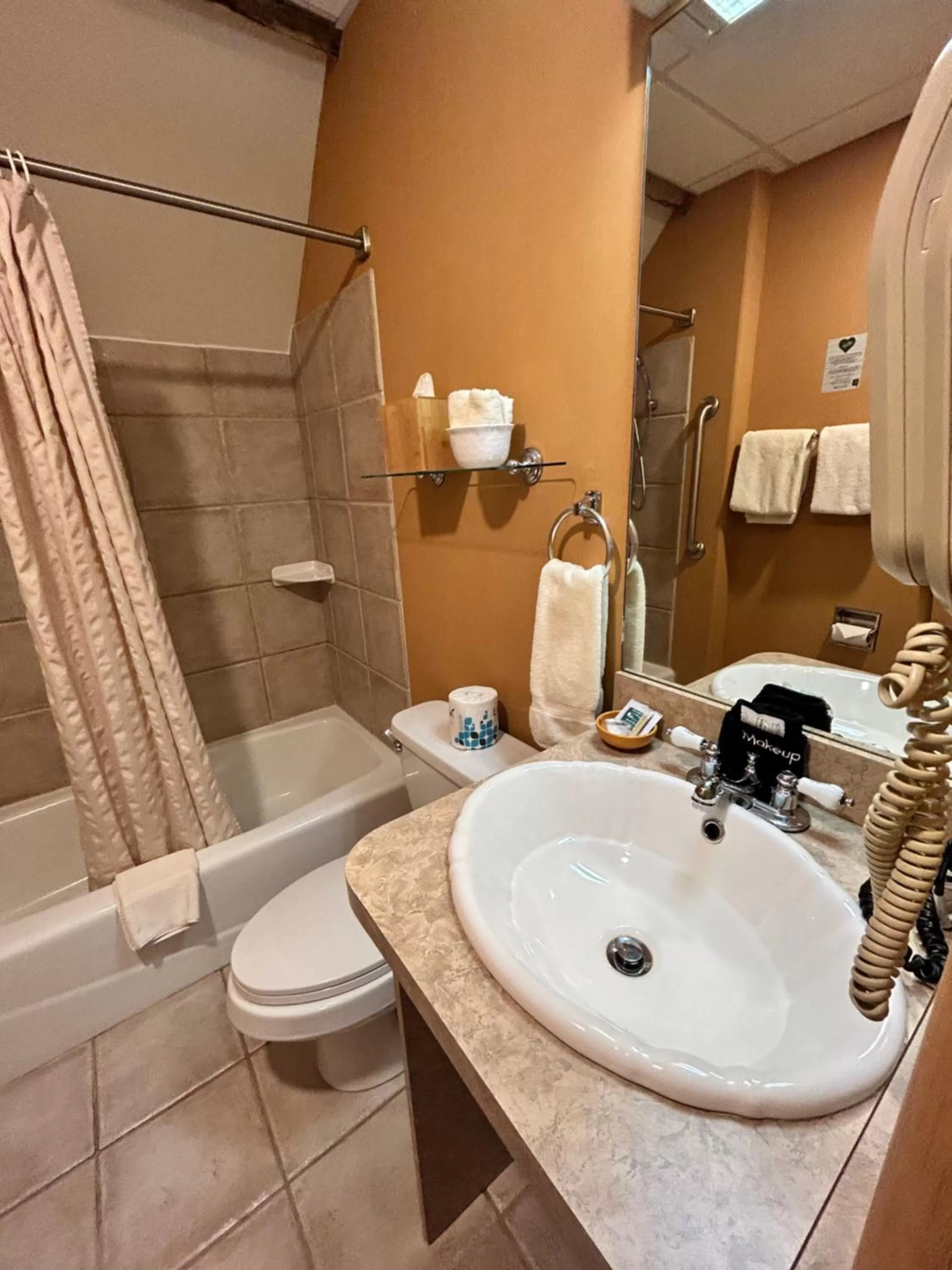 Bathroom in The Common Man Inn, Spa & Lodge