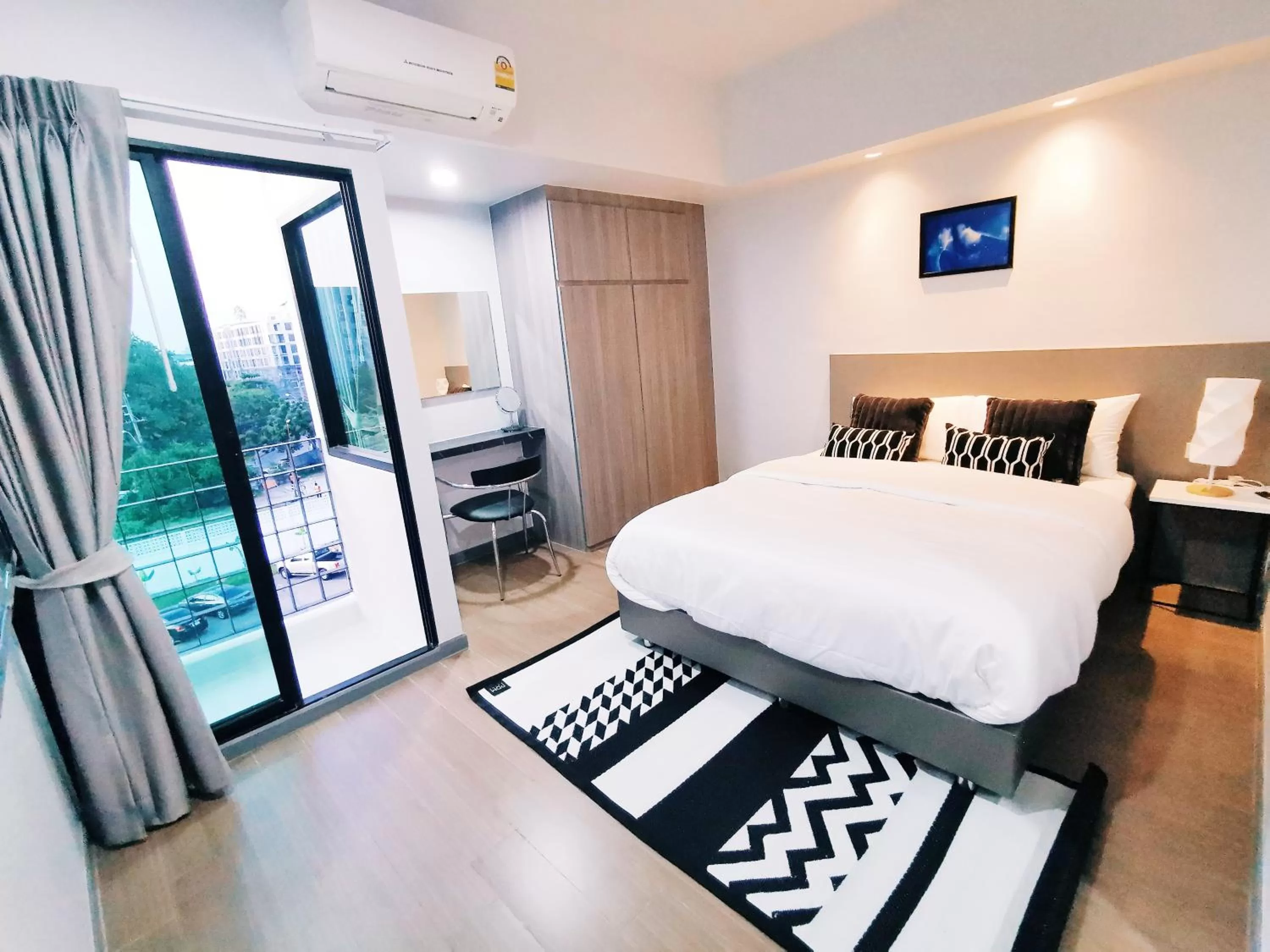 Photo of the whole room, Bed in Star Sukhumvit