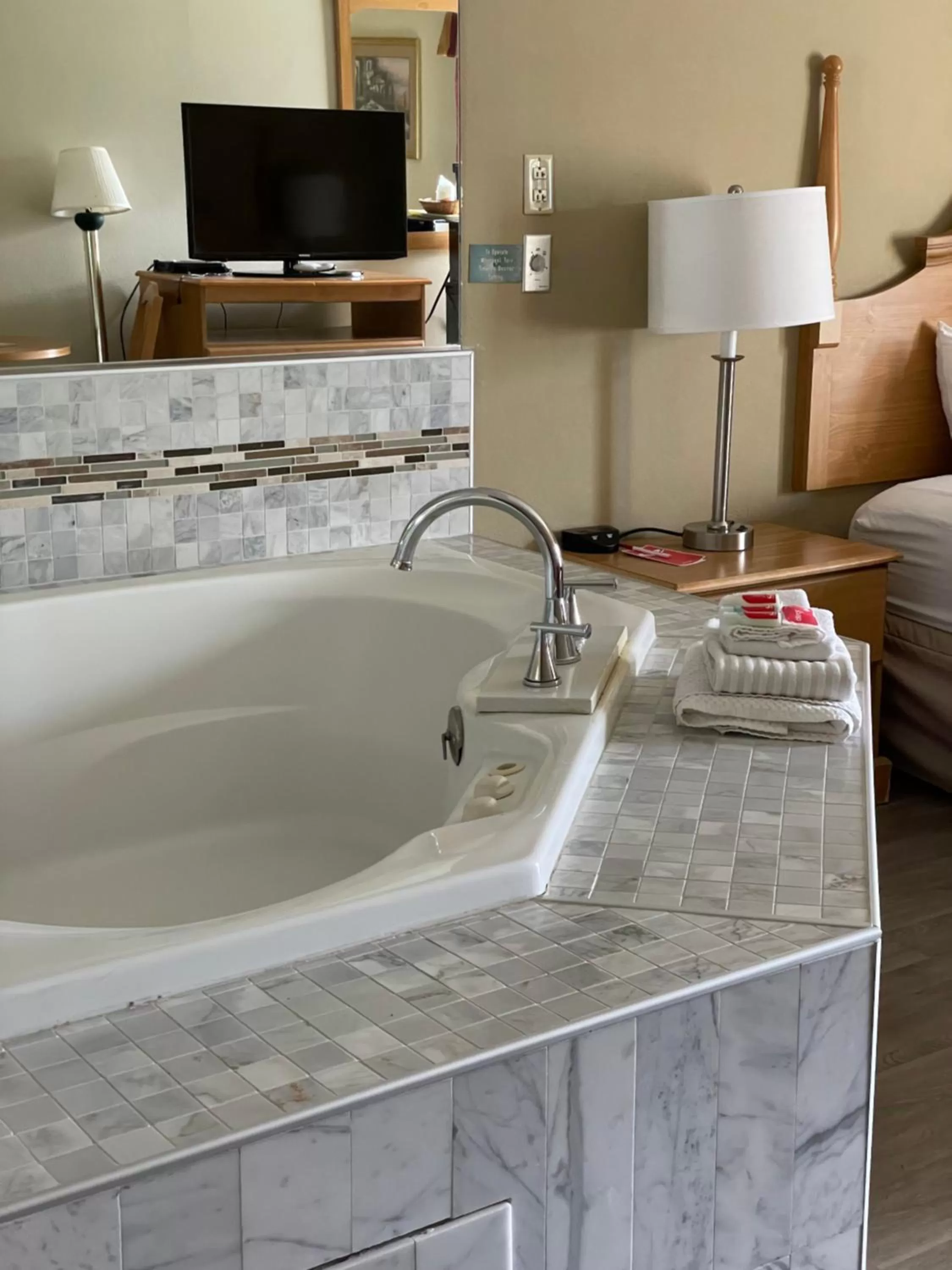 Bath in Econo Lodge Newport Smoky Mountains Gateway