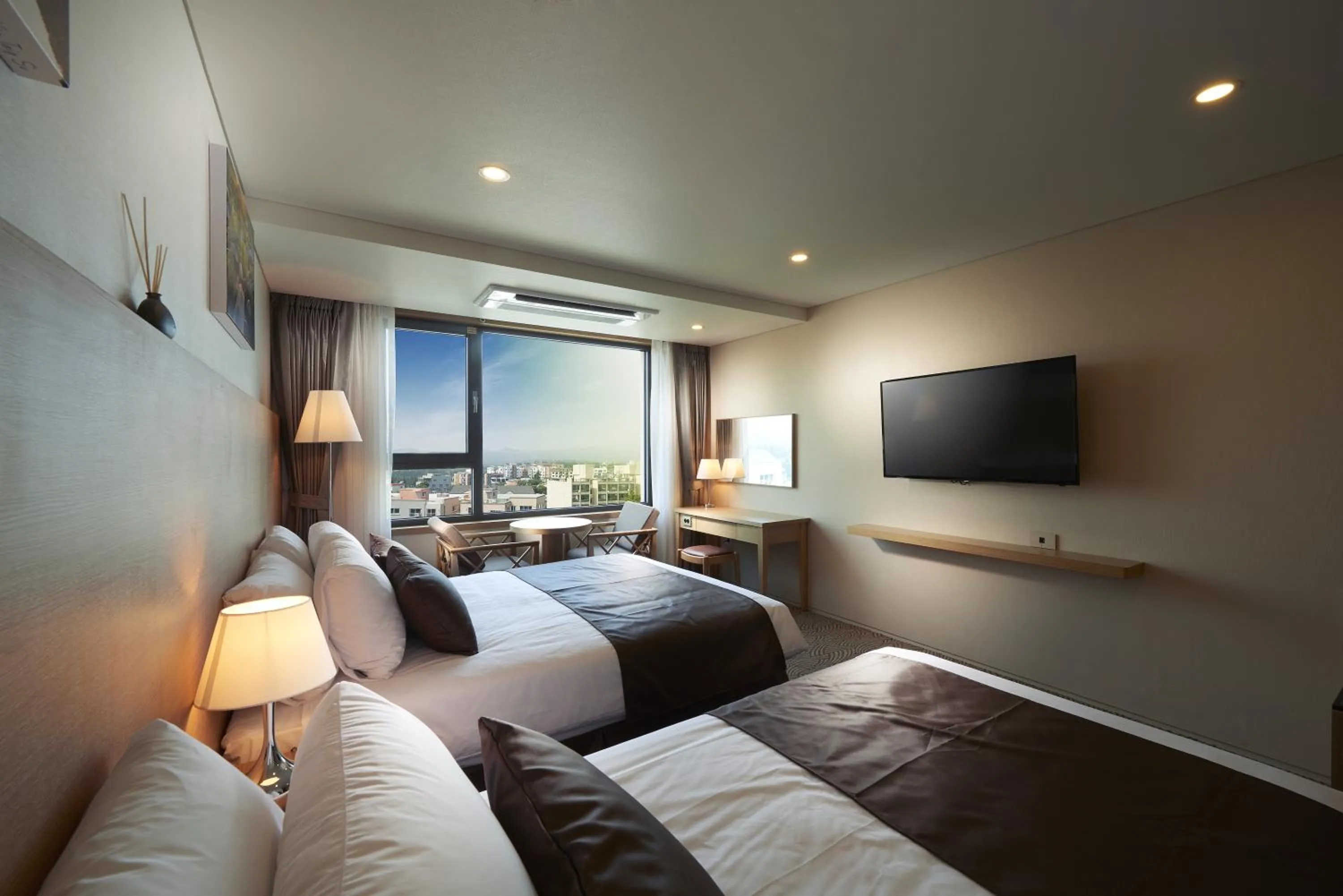 Bedroom, Bed in Benikea Jungmun Hotel