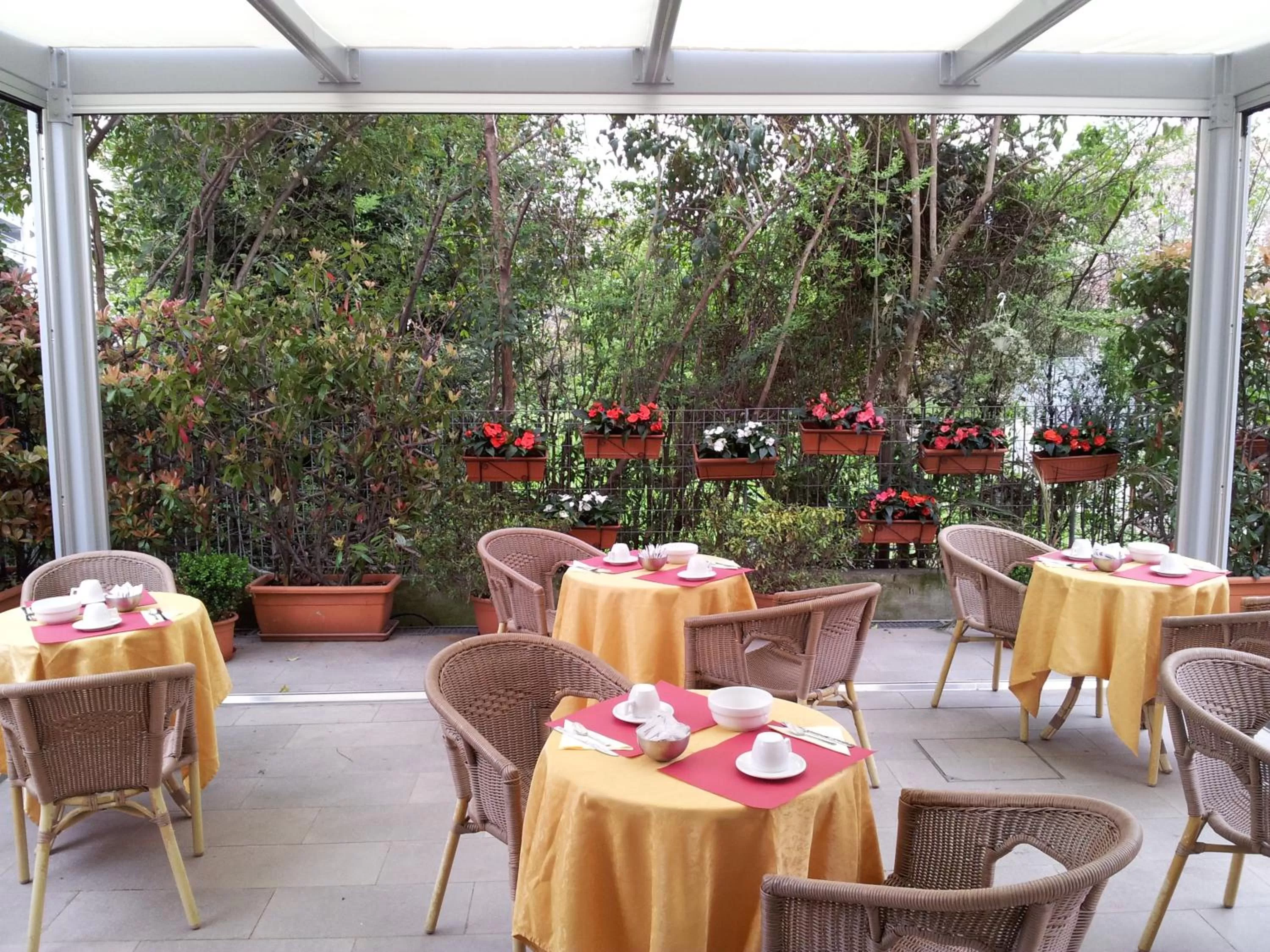 Restaurant/places to eat in Hotel Regit