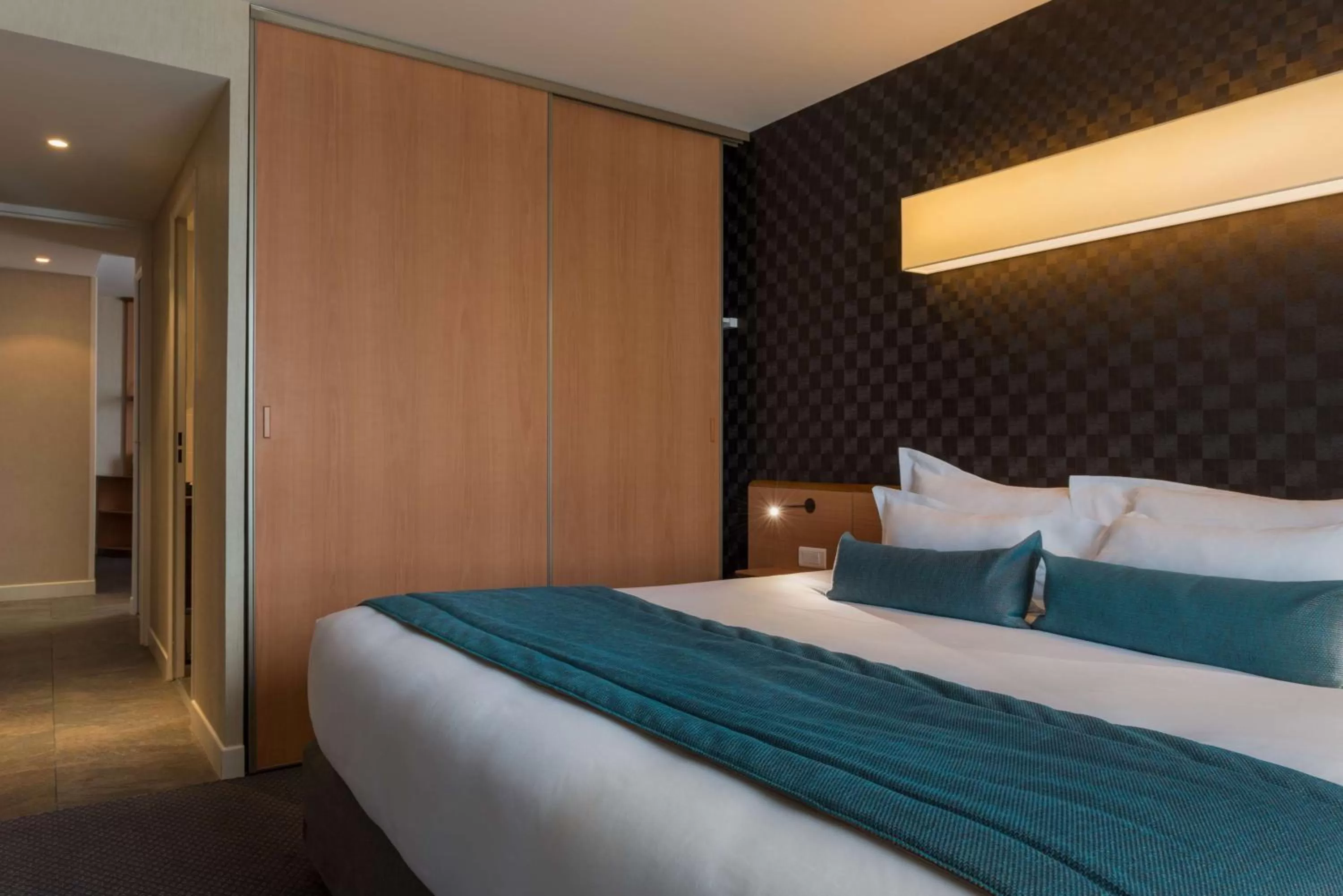 Restaurant/places to eat, Bed in Best Western Plus Paris Saclay