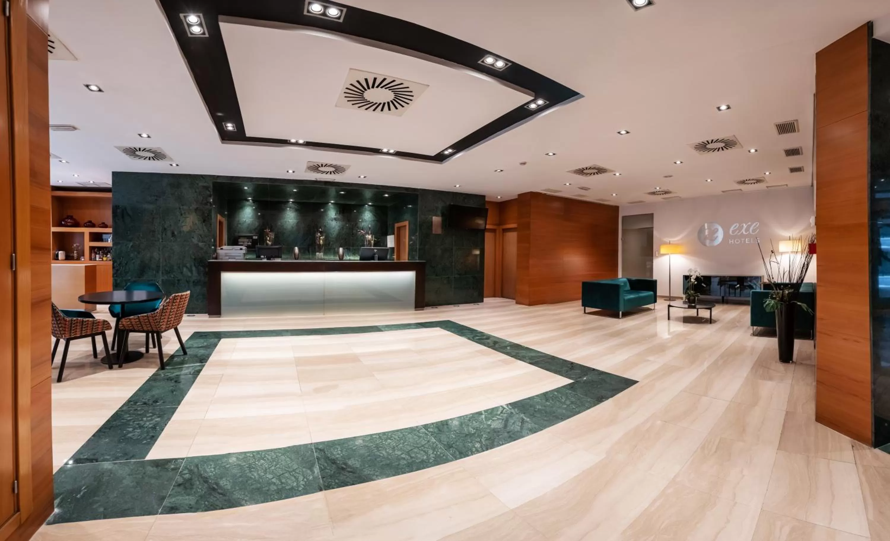 Facade/entrance in Exe León