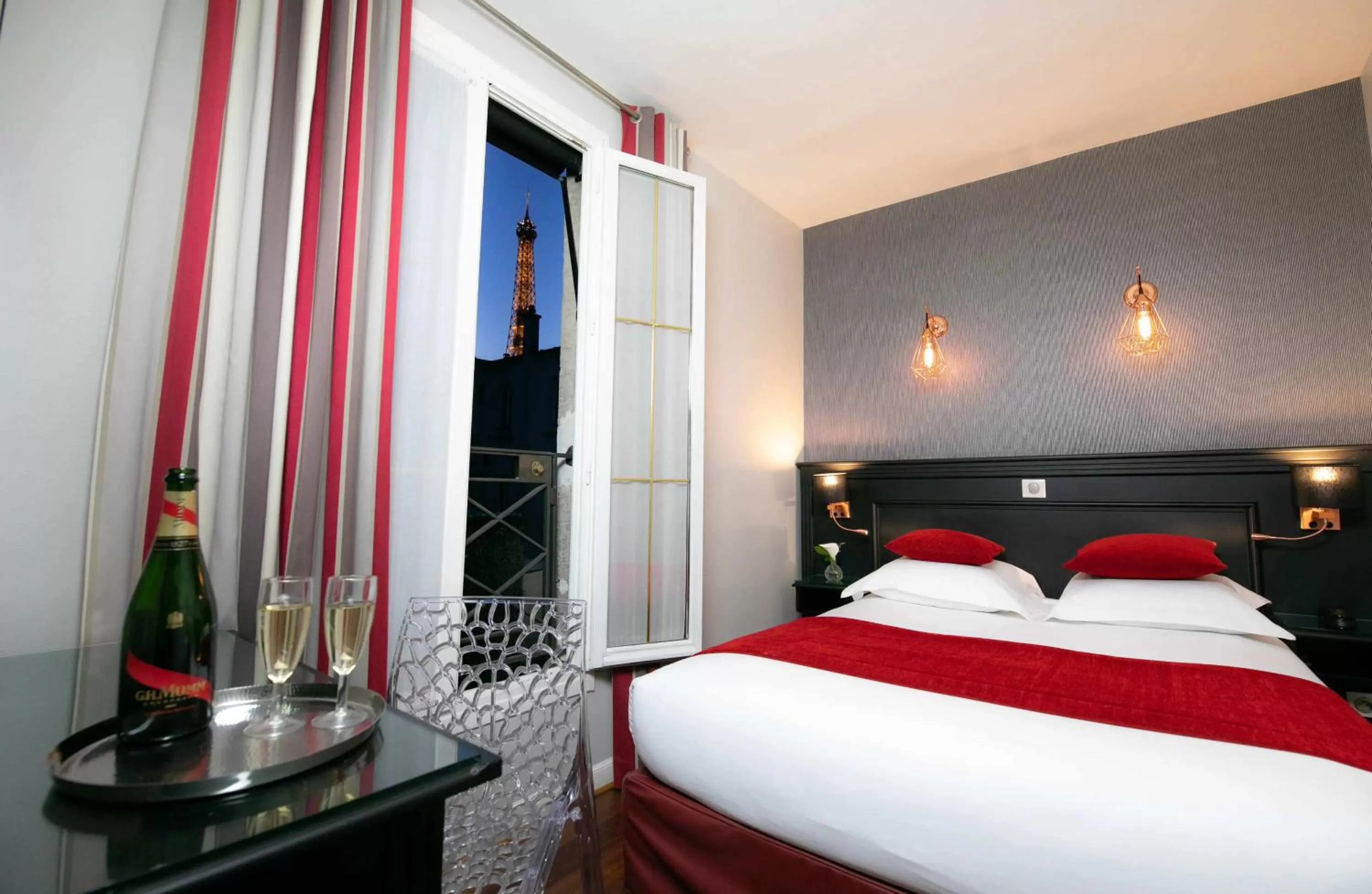 Photo of the whole room, Bed in Hôtel Eiffel Rive Gauche