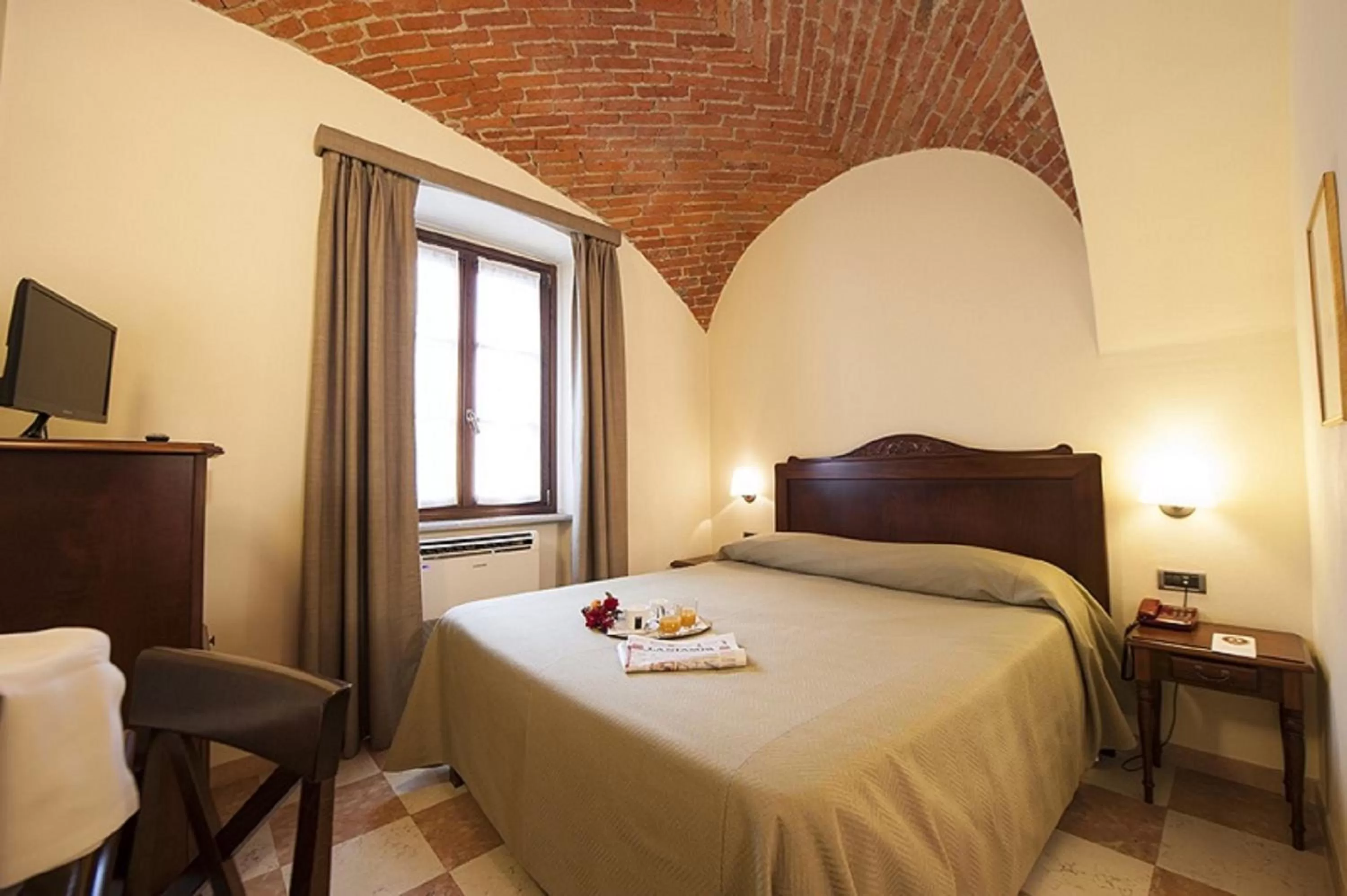 Bed in Albergo La Corte Albertina