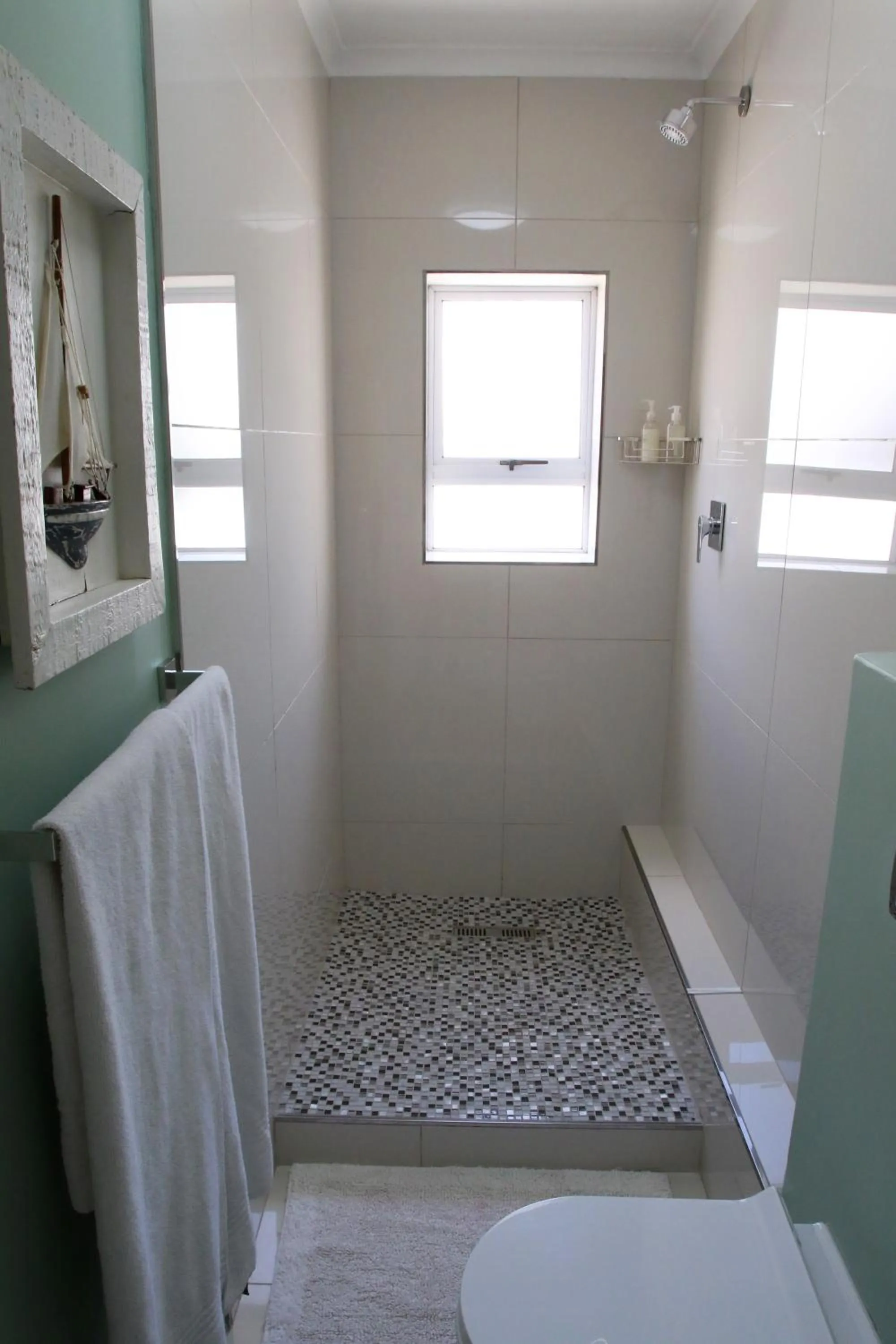 Shower in Dolphin Inn Guesthouse