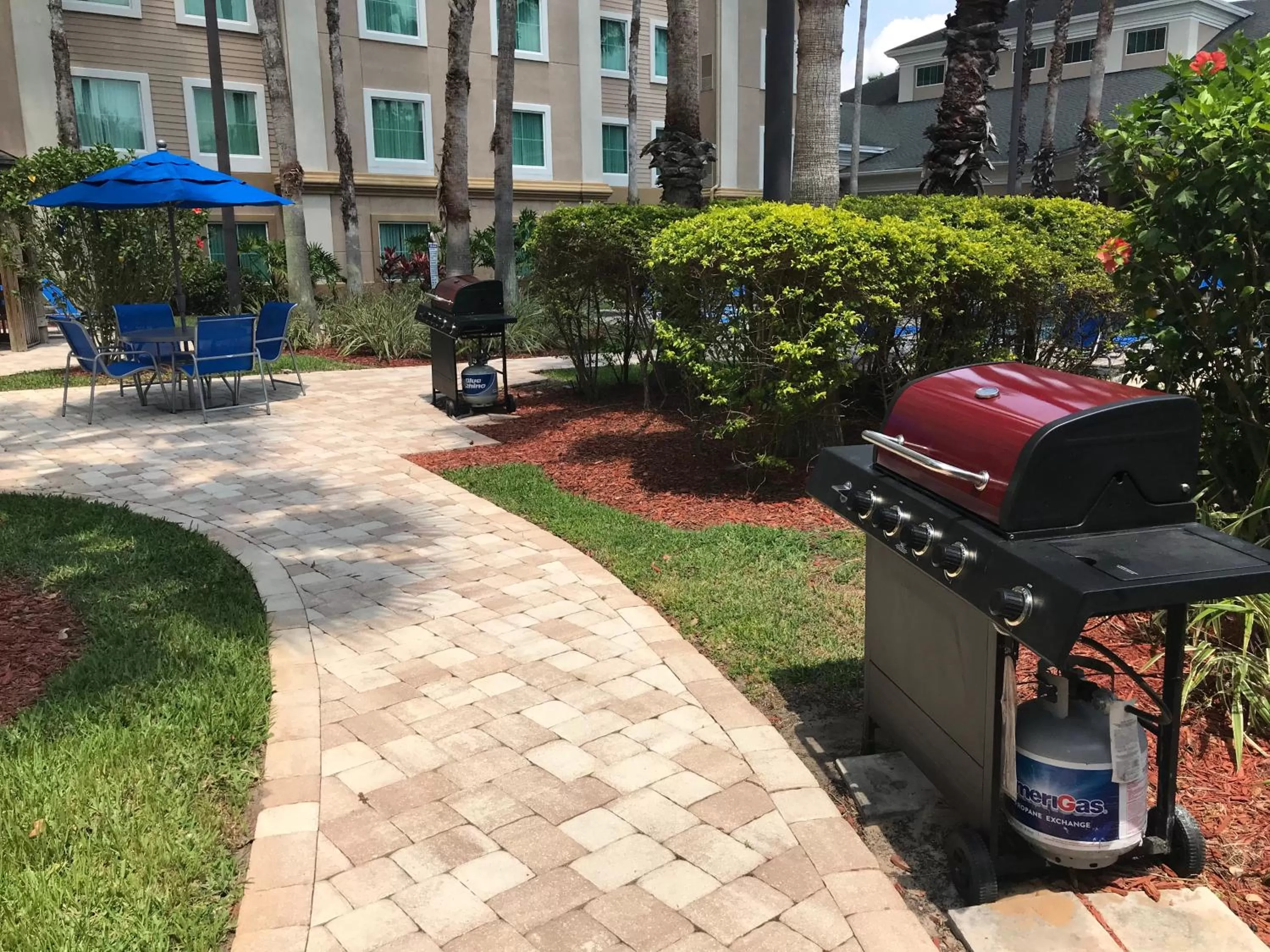 BBQ facilities in Hawthorn Suites by Wyndham Lake Buena Vista, a staySky Hotel & Resort