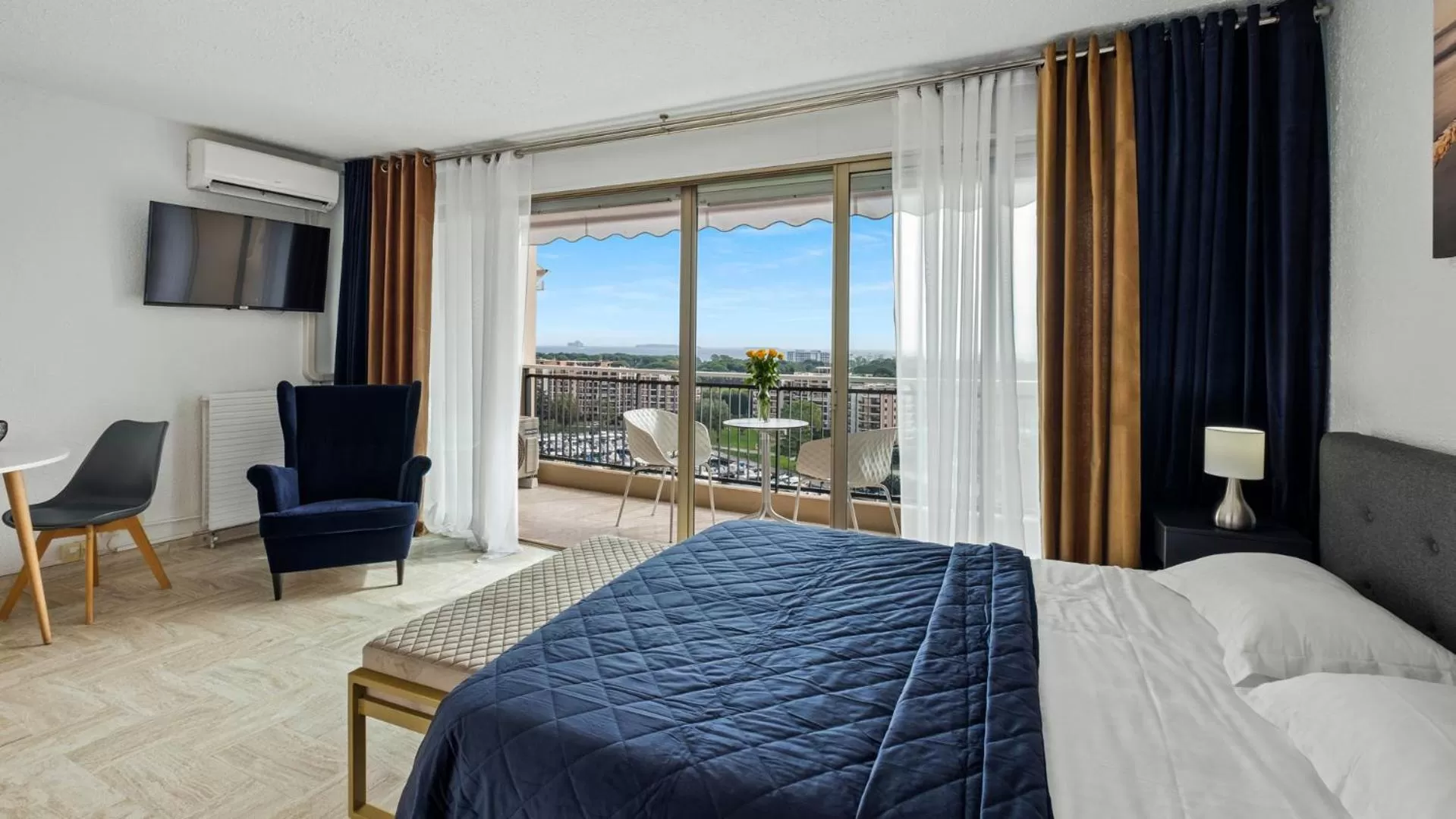 Bed in Cannes Marina Appart Hotel Mandelieu