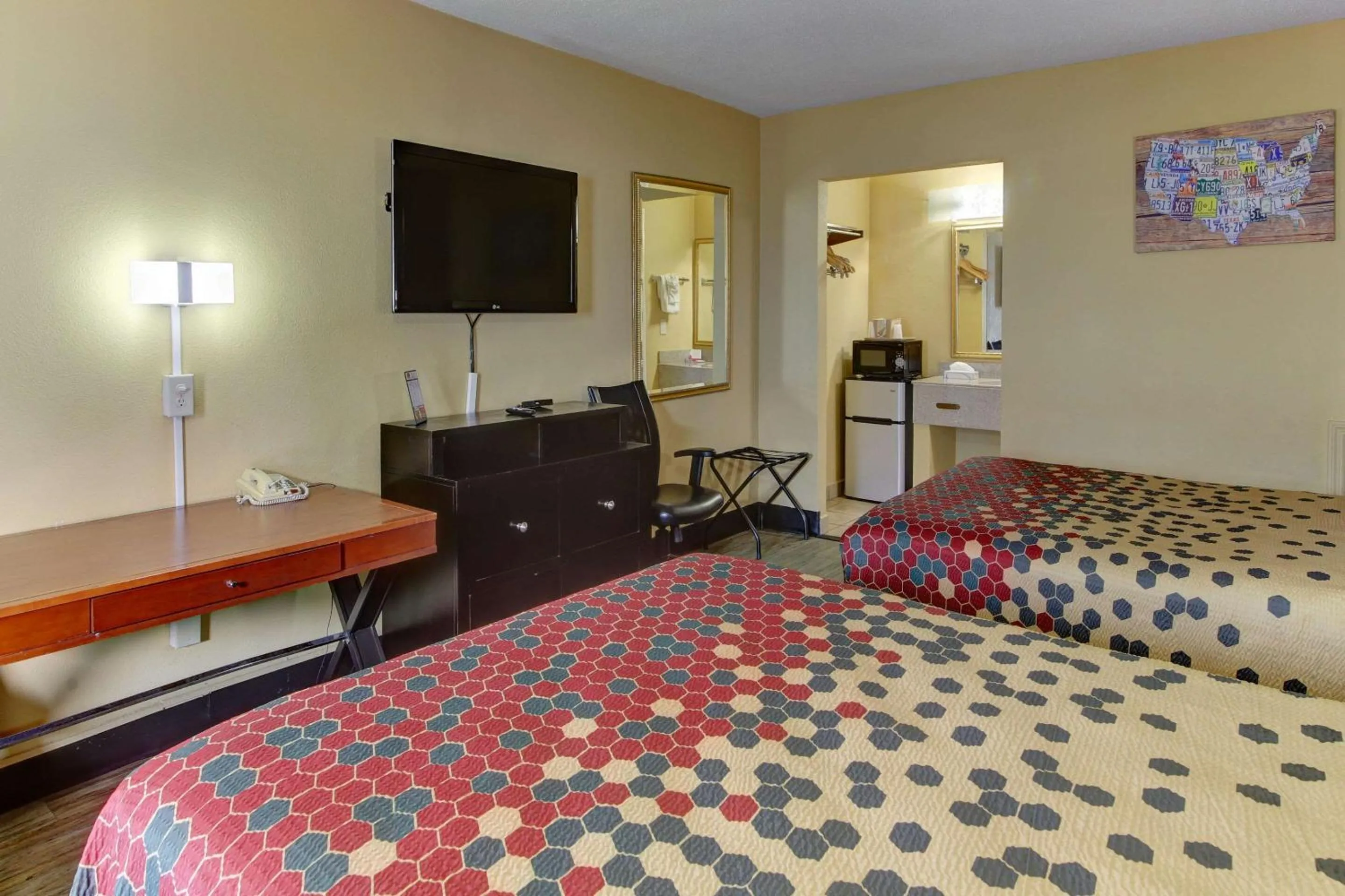 Bedroom, Bed in Econo Lodge Virginia Beach Town Center