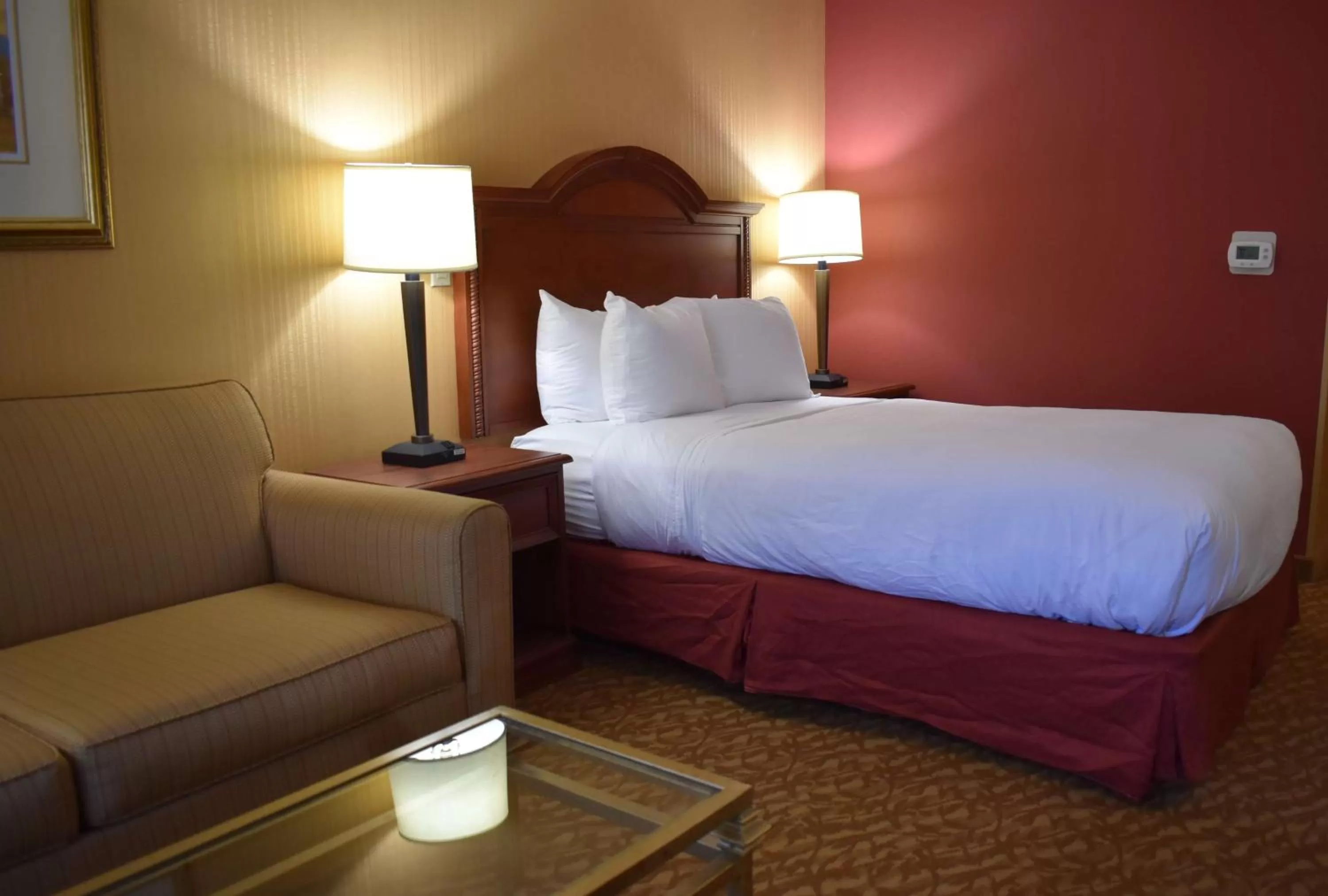 Living room, Bed in DoubleTree by Hilton Biltmore/Asheville