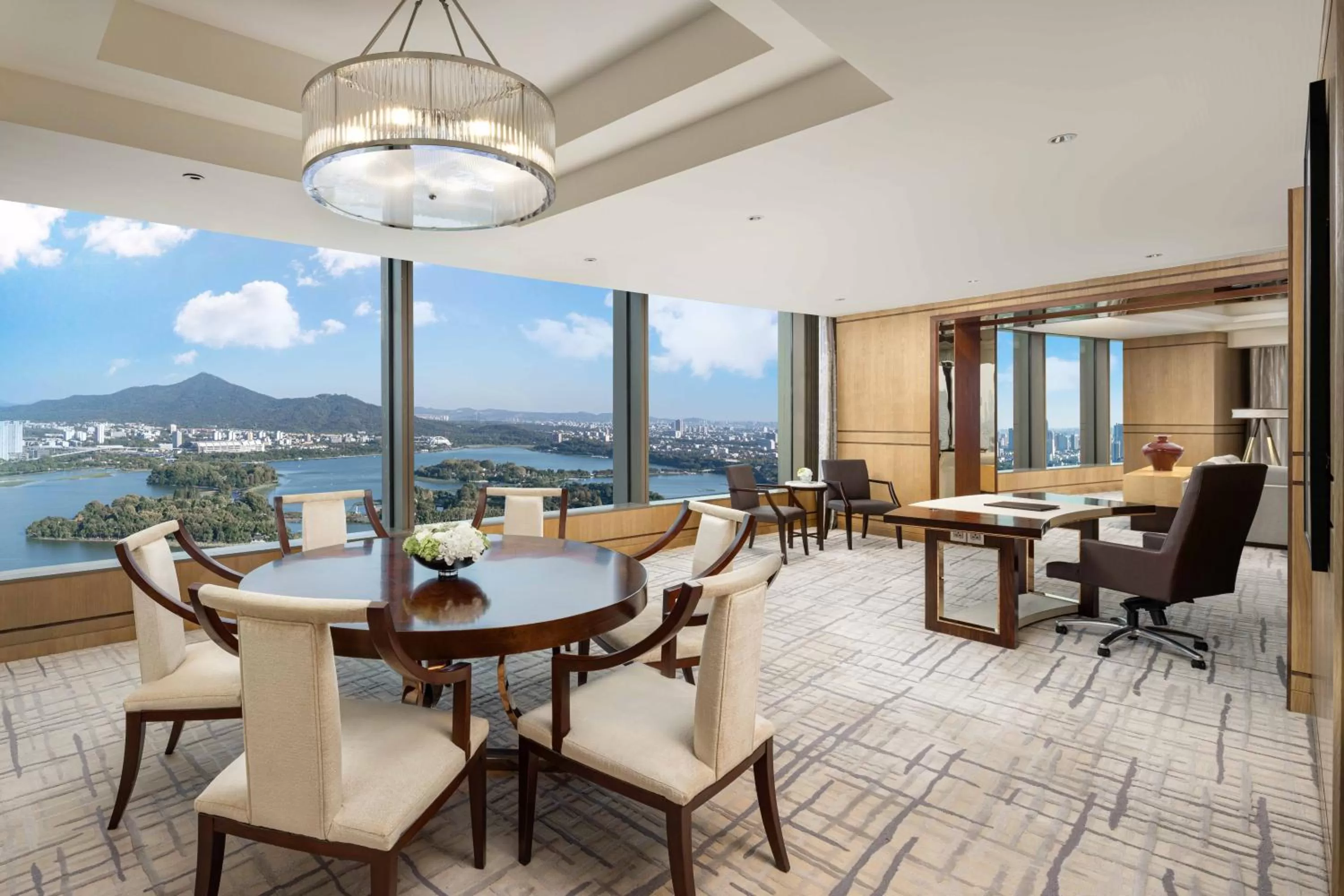 Dining area in Shangri-La Nanjing